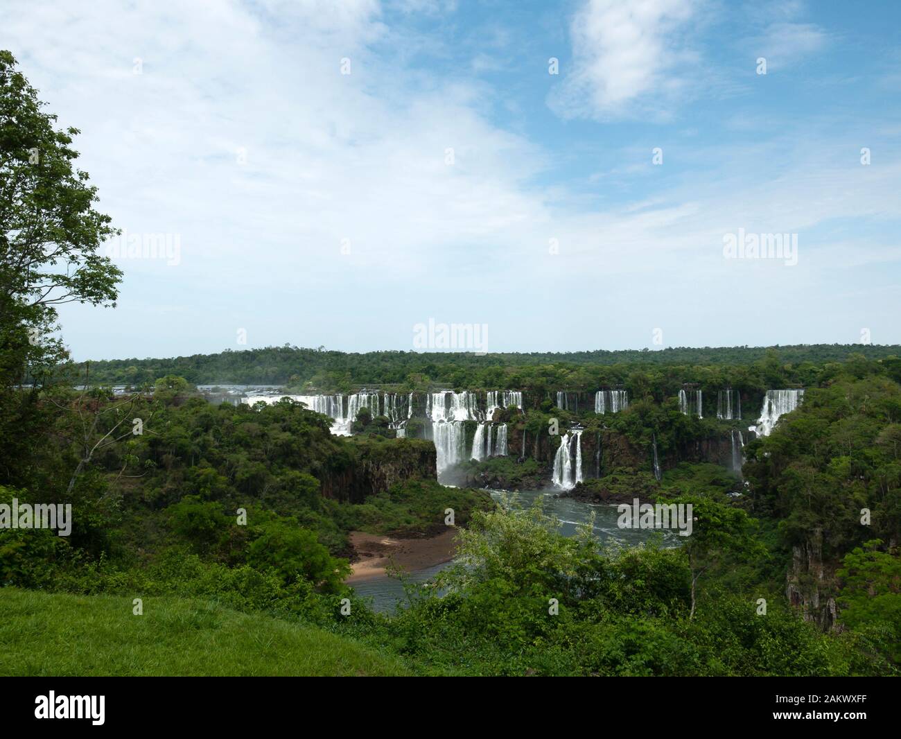 Blick auf die Iguazu Falls (Iguacu Falls) in Argentinien von der brasilianischen Seite der Fälle gesehen. Iguacu Wasserfälle, Brasilien. Stockfoto