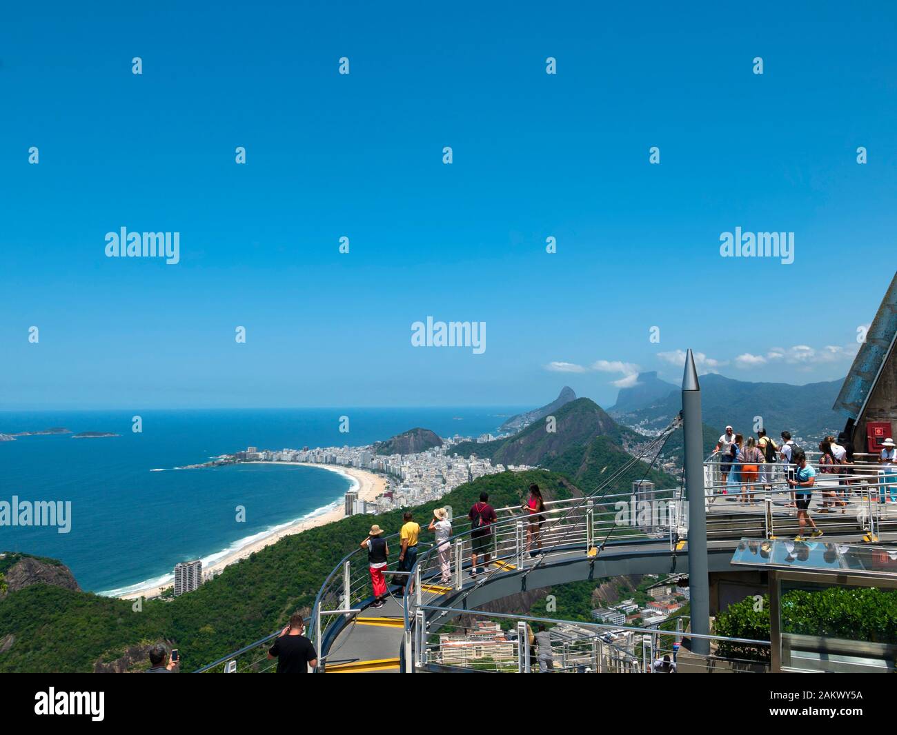 Besucher in der Ansicht von Rio aus Sugarloaf Mountain, Rio de Janeiro, Brasilien. Stockfoto