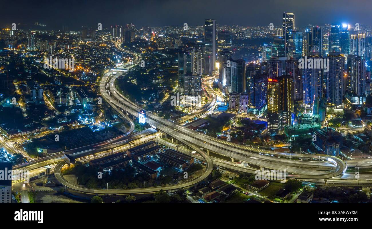 Kuala LUMPUR/Malaysia - 01. JANUAR 2020: Kuala Lumpur Stadtlandschaft in der Nacht mit Straßenbeleuchtung aus der Drohnenperspektive. Logo entfernt Stockfoto