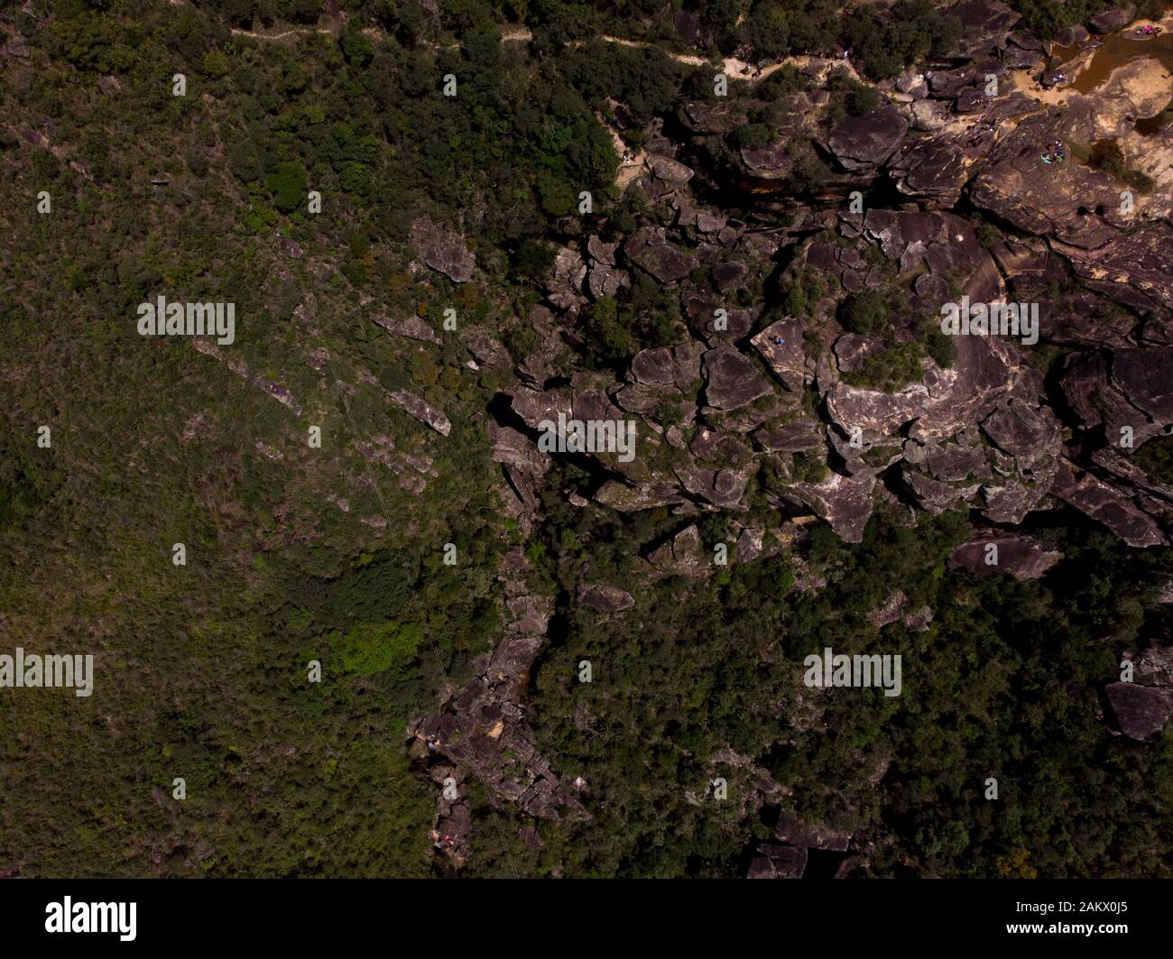 Luftbild des riesigen Plateaus mit auffallenden Felsformationen und so genanntem Alligatorstein im andorinhas [Schwalben]-Park in Ouro Preto Stockfoto