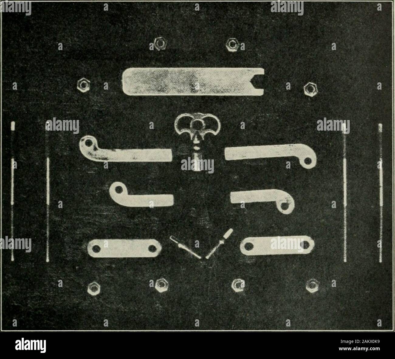 Amerikanische Praxis der Chirurgie: ein vollständiges System der Wissenschaft und die kunst der Chirurgie. Pseudarthrose. 231 wie folgt: Es (das Gerät) besteht im Wesentlichen aus vier Wellen, die jeweils mit einem Gewinde am unteren Ende und auch nahe dem oberen Ende der extremeupper Ende ist Platz gemacht, so dass die Welle kann von einer Uhr Schlüssel geregelt werden. Zwei Gebogene Flügel die Platten sind auf diesen Wellen befestigt, der mehr Paar. Abb. 116.- eigene Stücke der Schelle. (Parkhill.) entsprechend dem Äußeren, und die kürzere Paar zum Inneren. Eachwing Platte ist mit zwei Muttern läuft nach oben auf die Welle befestigt Stockfoto