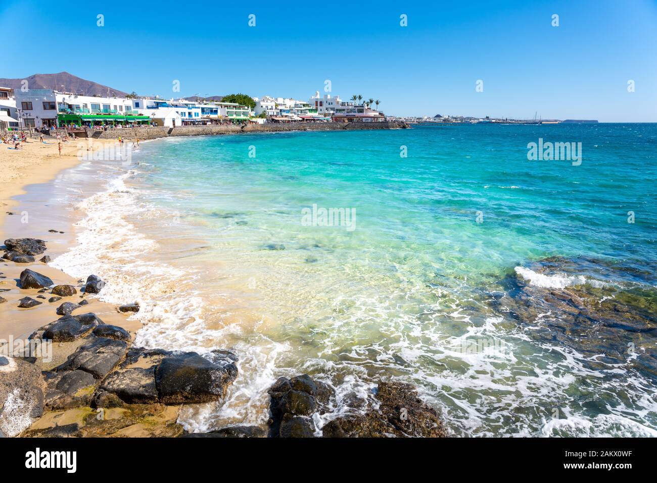 Playa Bianca, Lanzarote, Kanarische Inseln. Türkisblaues Wasser und Strand Stockfoto
