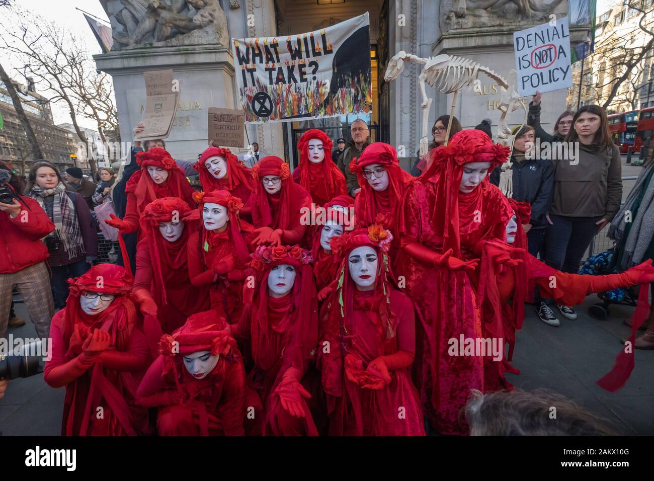 London, Großbritannien. 10. Januar 2020. Das Aussterben der Rebellion "Rote Brigade" Mimen im Protest gegen die australische Botschaft in Solidarität mit den Protesten in Sydney gegen die Regierung über Brände, die sich aus der jahrzehntelangen Emissionen, Hunderte von Jahren der Misswirtschaft seit der Invasion und eine Regierung auf die Verweigerung der Auswirkungen des Klimawandels. XR für eine angemessene Finanzierung der Feuerwehrmänner, echte Entlastung für die Gemeinden, einen raschen Übergang von fossilen Brennstoffen mit Unterstützung für Arbeitnehmer und für Gerechtigkeit für die erste Nation Gemeinschaften. Peter Marshall / alamy Leben Nachrichten Stockfoto