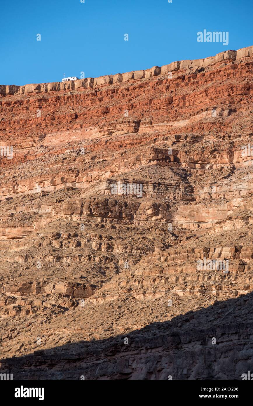 Lager Anhänger an den Rand des San Juan River Canyon an Goosenecks State Park, Utah. Stockfoto