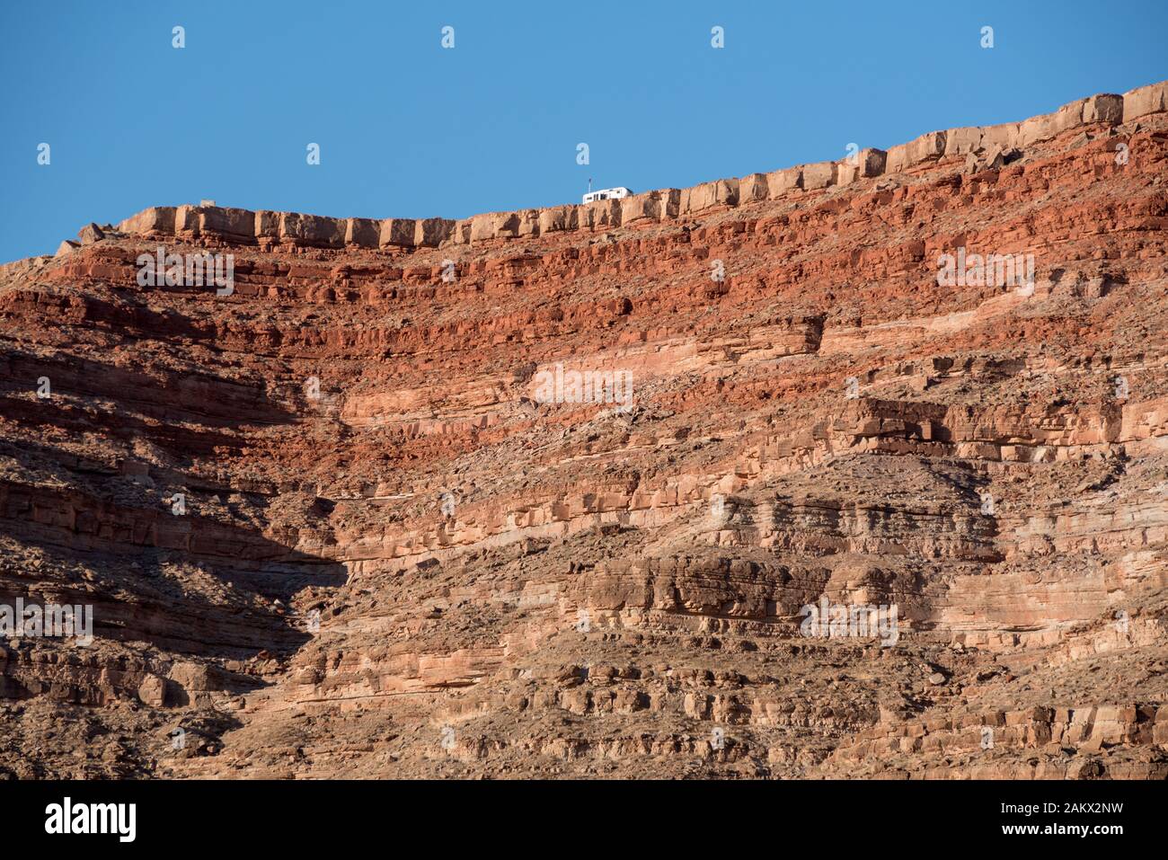 Lager Anhänger an den Rand des San Juan River Canyon an Goosenecks State Park, Utah. Stockfoto