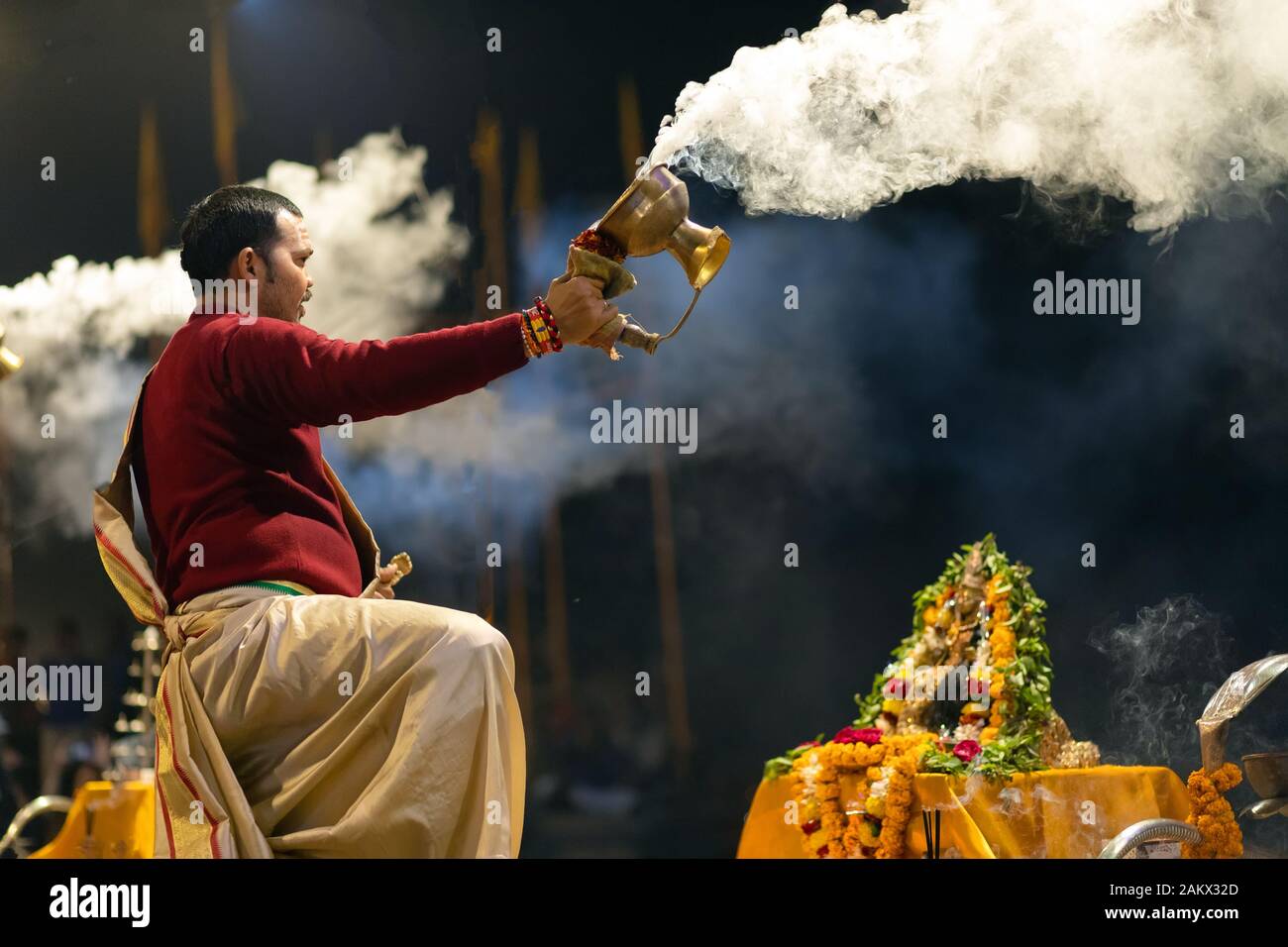 VARANASI, Indien, 17. JANUAR 2019: Hindu Priester winkte Räucherstäbchen Schale während der Ganga Aarti Zeremonie entlang der Ufer Stockfoto