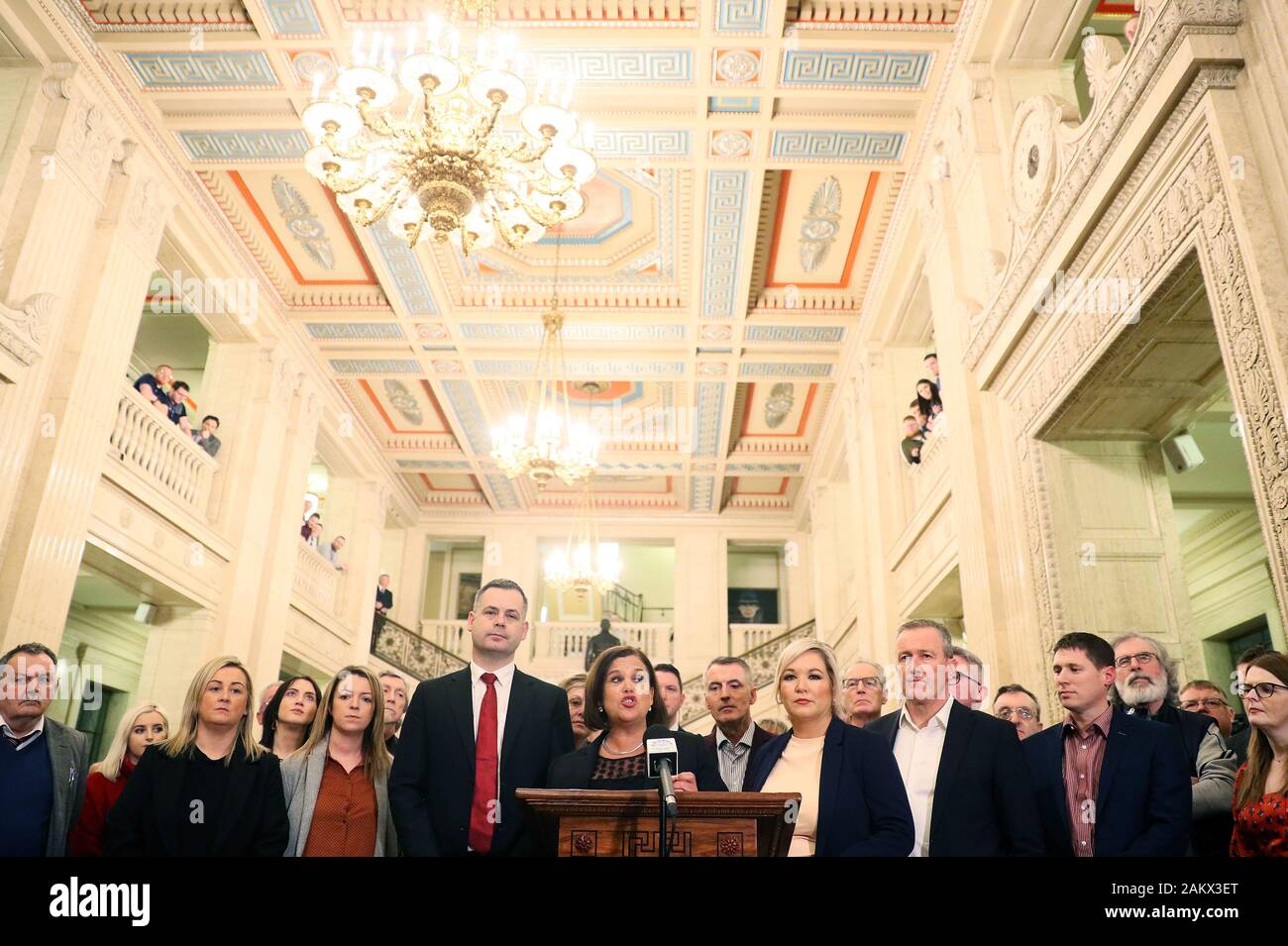 Sinn Fein Führer Mary Lou McDonald (Mitte) und der stellvertretende Vorsitzende Michelle O'Neill (Mitte rechts) und party Kollegen sprechen zu den Medien in der Großen Halle der Parlamentsgebäude, Stormont, wie Gespräche über die Dezentralisierung der Regierung in Nordirland zu beleben statt. Stockfoto