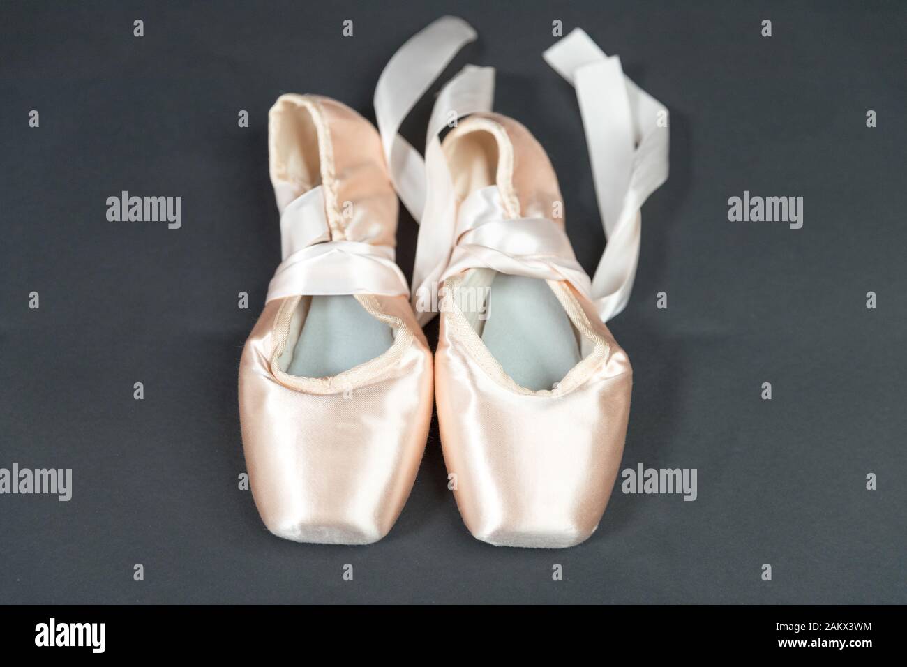 Nahaufnahme von einem Paar Schuhe, Ballett Spitzenschuhe, und Charakter Schuhe darstellen von Dance Kurse in einem Bild. Stockfoto