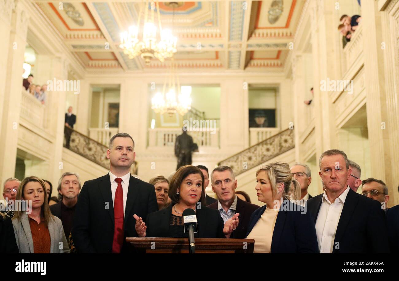 Sinn Fein Führer Mary Lou McDonald (Mitte) und der stellvertretende Vorsitzende Michelle O'Neill (Mitte rechts) mit Party Kollegen sprechen zu den Medien in der Großen Halle der Parlamentsgebäude, Stormont, wie Gespräche über die Dezentralisierung der Regierung in Nordirland zu beleben statt. Stockfoto