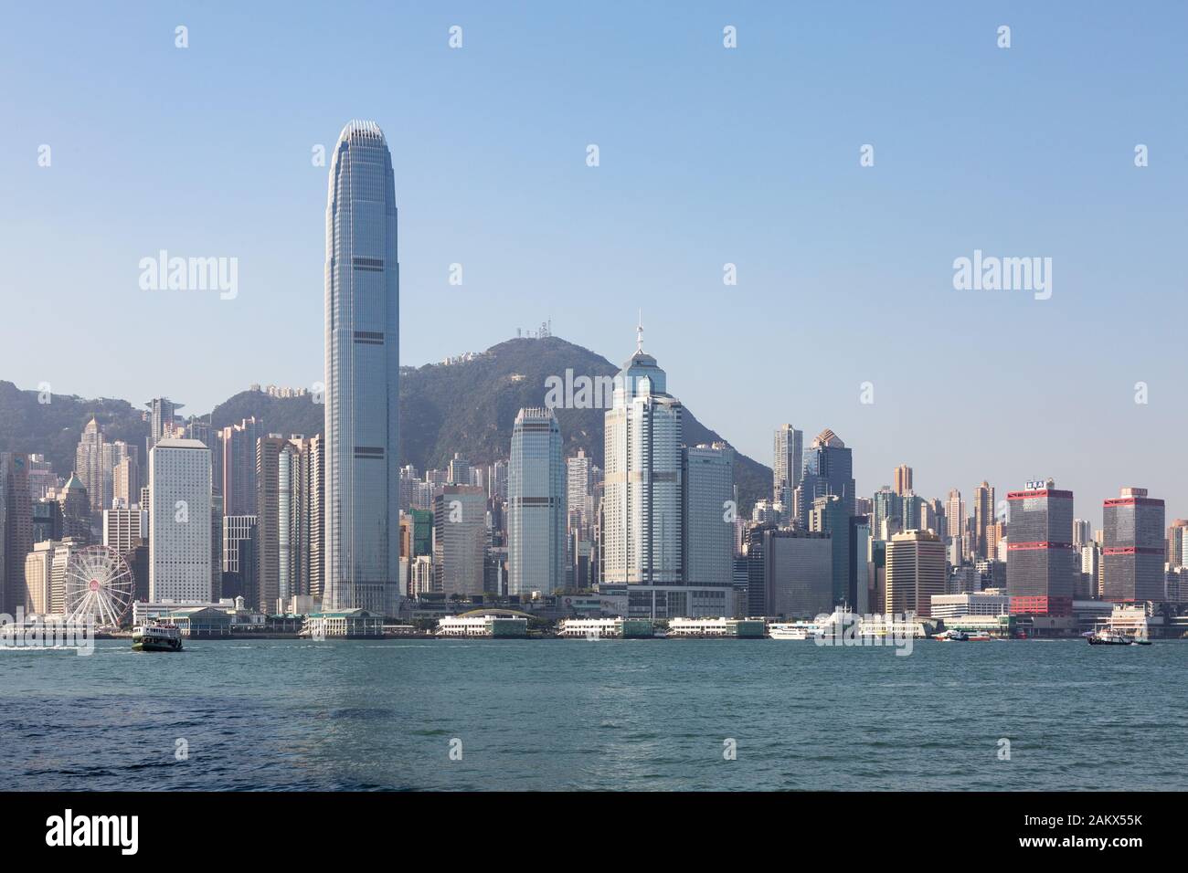 Skyline von Hongkong - Hong Kong Island einschließlich des Wolkenkratzers International Finance Center Two (2 IFC), Hong Kong Harbour, Hong Kong Asia Stockfoto