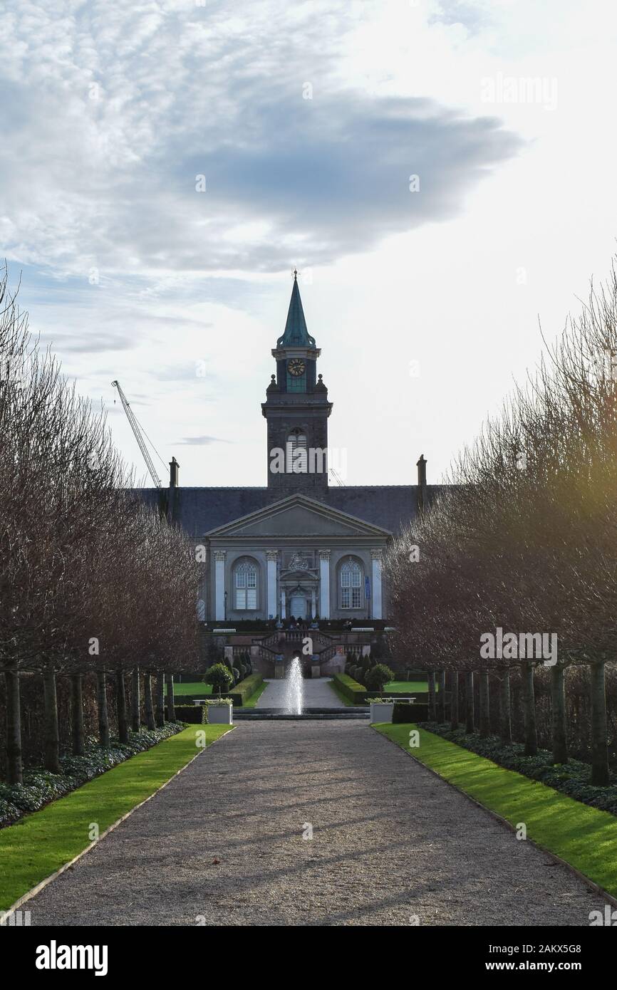 Ein alter Uhrturm und ein blauer Winterhimmel Stockfoto