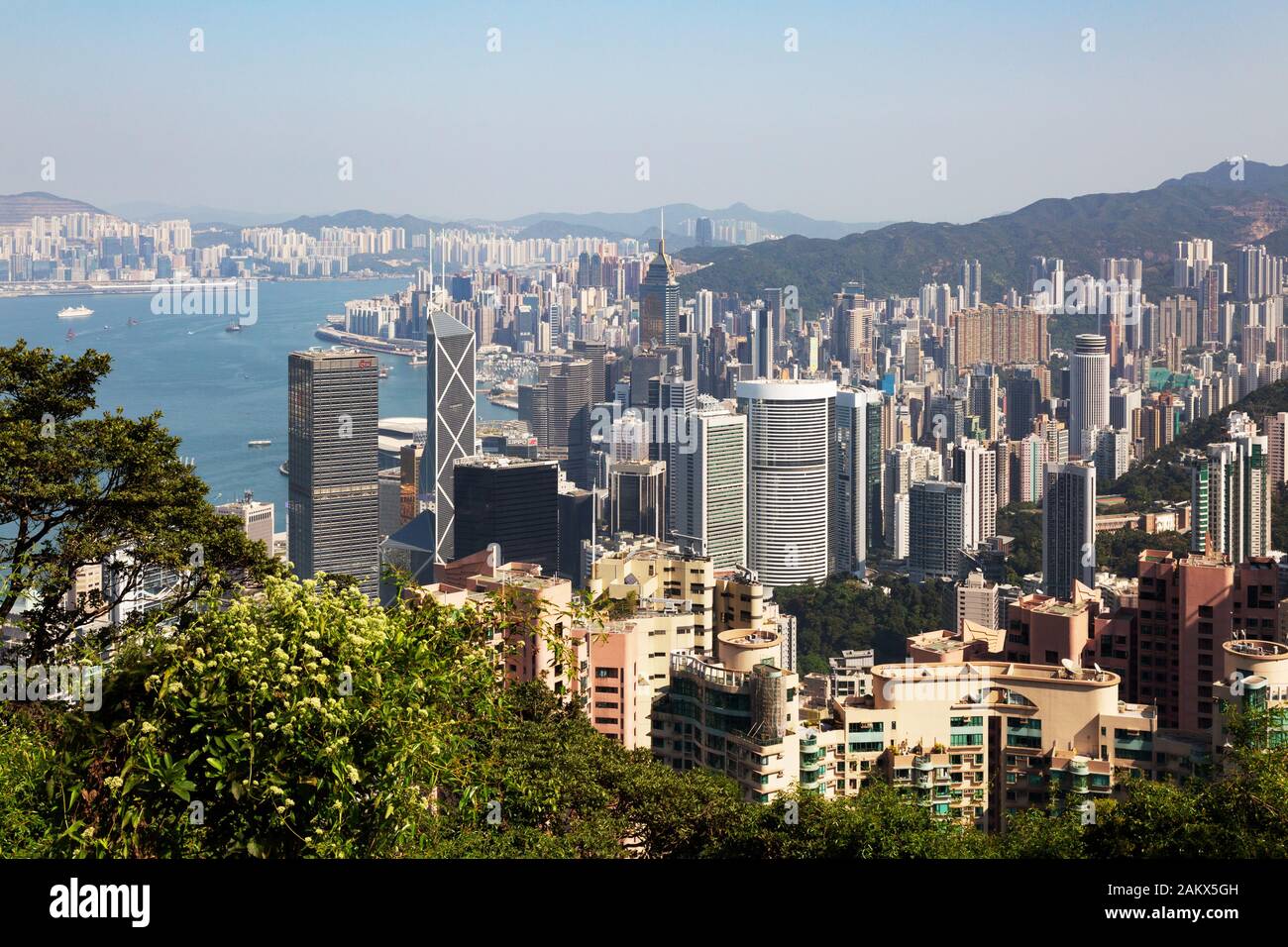 Hongkong Blick vom Gipfel über den Hafen von Hongkong tagsüber; Hongkong Asien; Beispiel für Moderne Stadt Stockfoto