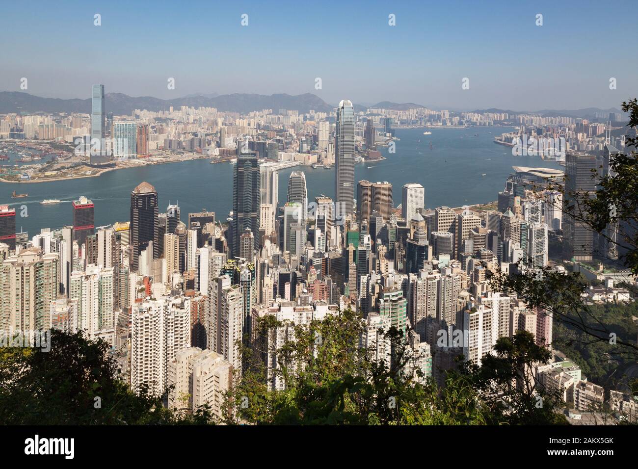Blick auf die Skyline von Hongkong von der Lugard Road auf den Peak, Hong Kong Island Hong Kong Asia, an einem sonnigen Tag im November Stockfoto