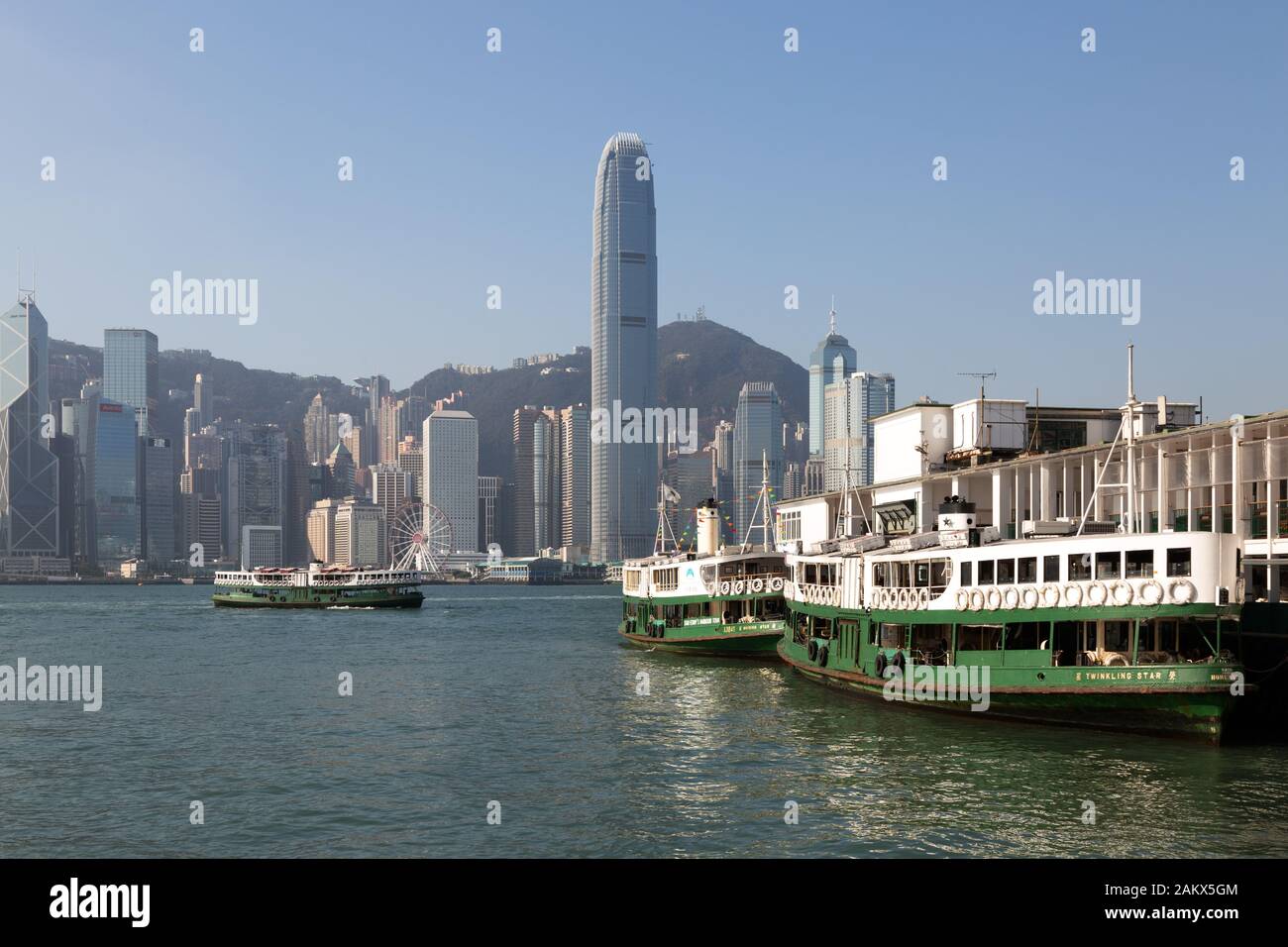 Hong Kong Star Ferry - drei Sternfähren im Hafen von Hongkong am Star Ferry Pier, an einem sonnigen Tag im November in Hongkong Asia Stockfoto