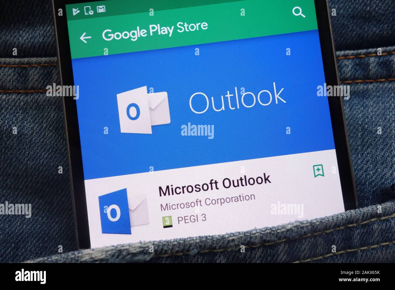 Microsoft Outlook-App auf dem modernen Smartphone-Bildschirm im Google Play Store Stockfoto