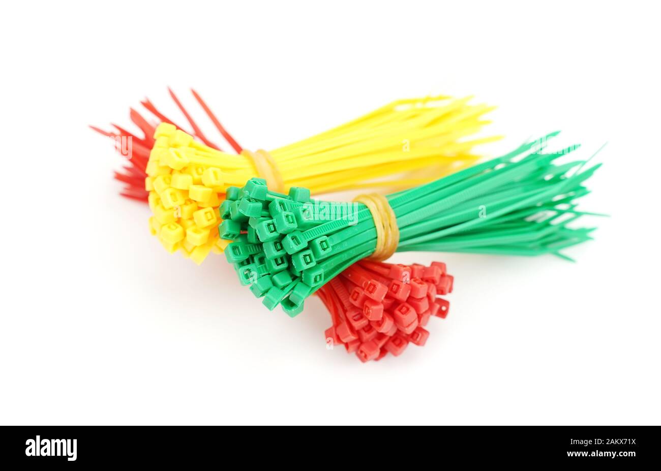 Verschiedene Farben aus Kunststoff Nylon Kabelbinder closeup auf weißem Hintergrund Stockfoto