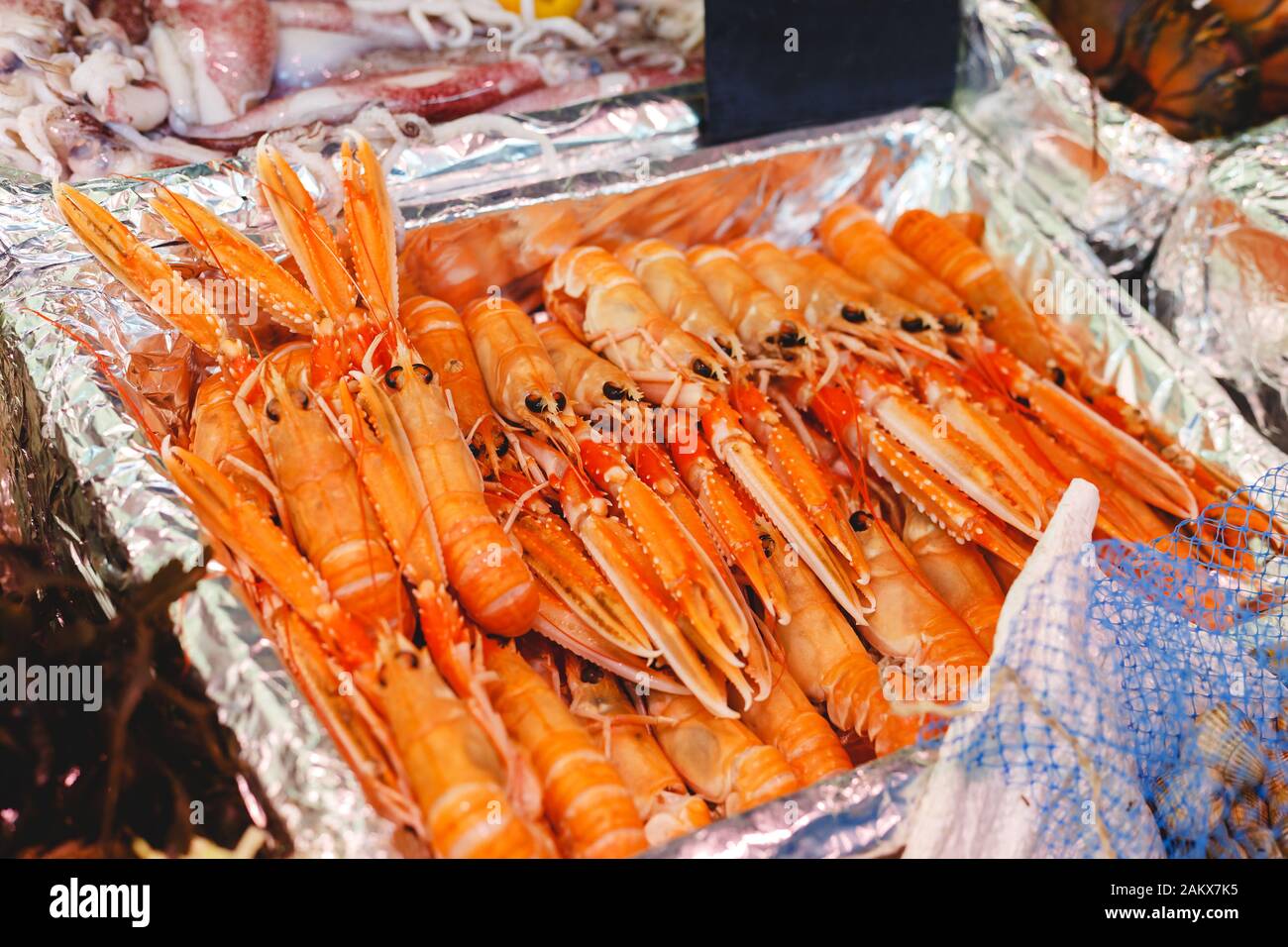 Rohe, unbehackte große rote Garnelen, Hummer Cigala zum Verkauf auf dem  Fischmarkt. Lebensmittelmarkt im Meer. Stock Foto große rote Garnelen,  mediterrane Hummer, Cigalas Stockfotografie - Alamy