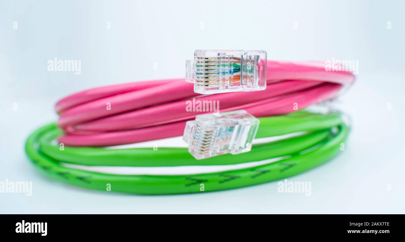 Netzwerk Kabel auf weißem Hintergrund Stockfoto