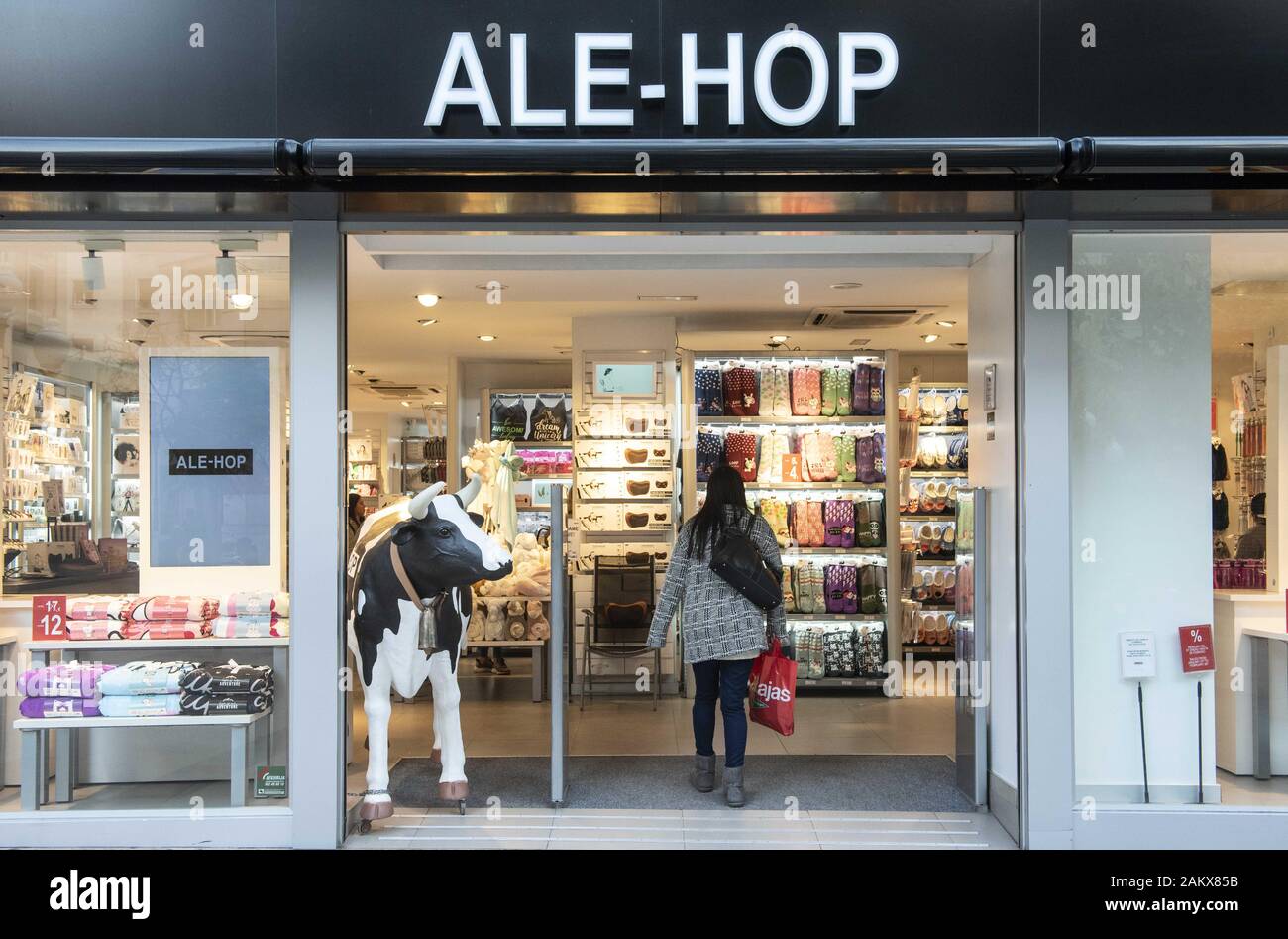 Spanien. 9 Jan, 2020. Geschenk los Chain Store Ale-Hop in Spanien gesehen. Credit: Budrul Chukrut/SOPA Images/ZUMA Draht/Alamy leben Nachrichten Stockfoto