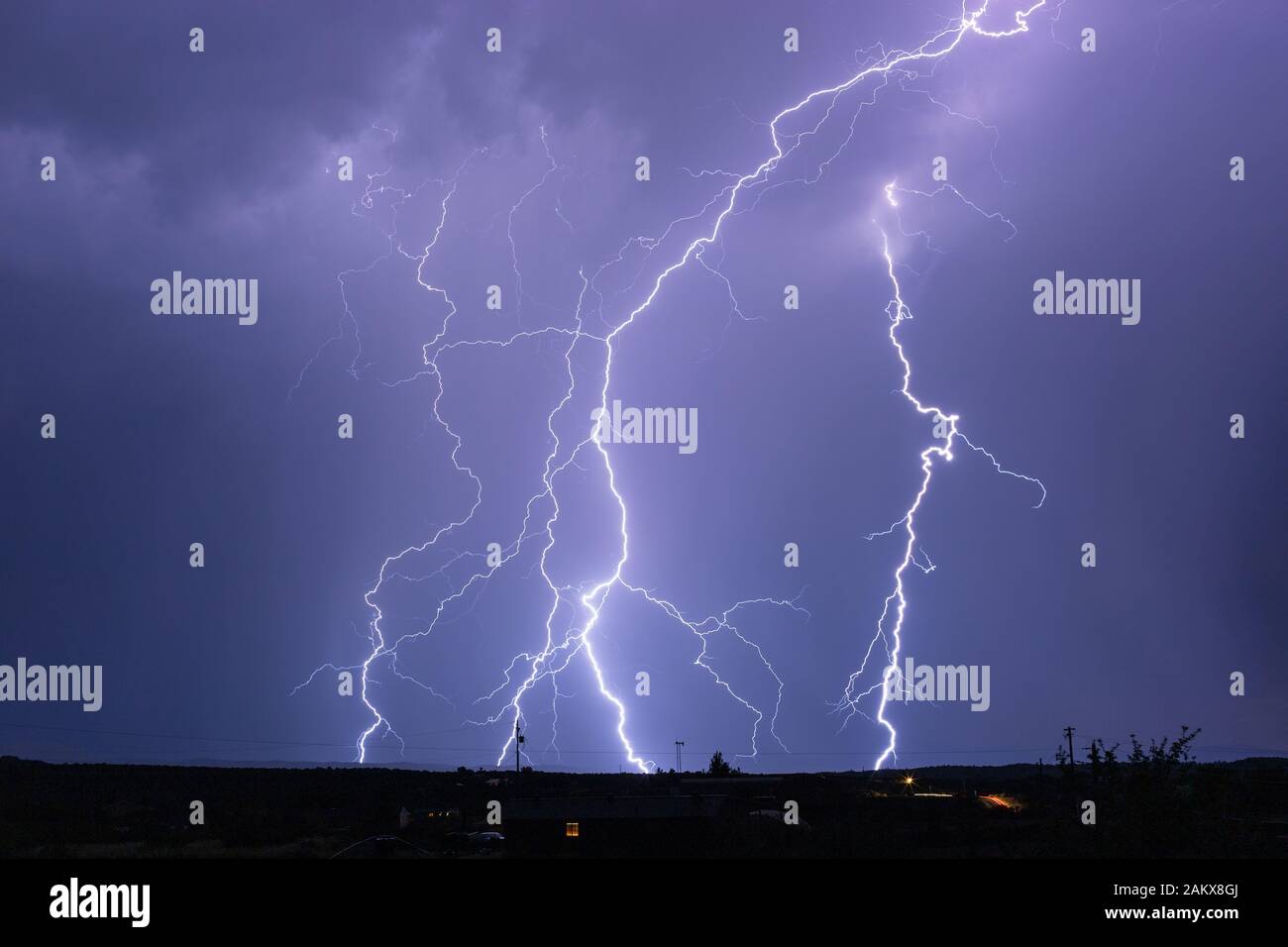 Blitzschläge von einem starken Gewitter in der Nähe von Wilhoit, Arizona Stockfoto