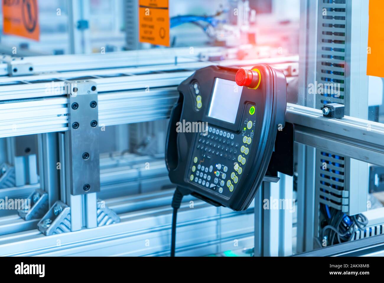 Bedieneinheit der automatischen Roboter Maschine der Elektronik Industrie. Stockfoto