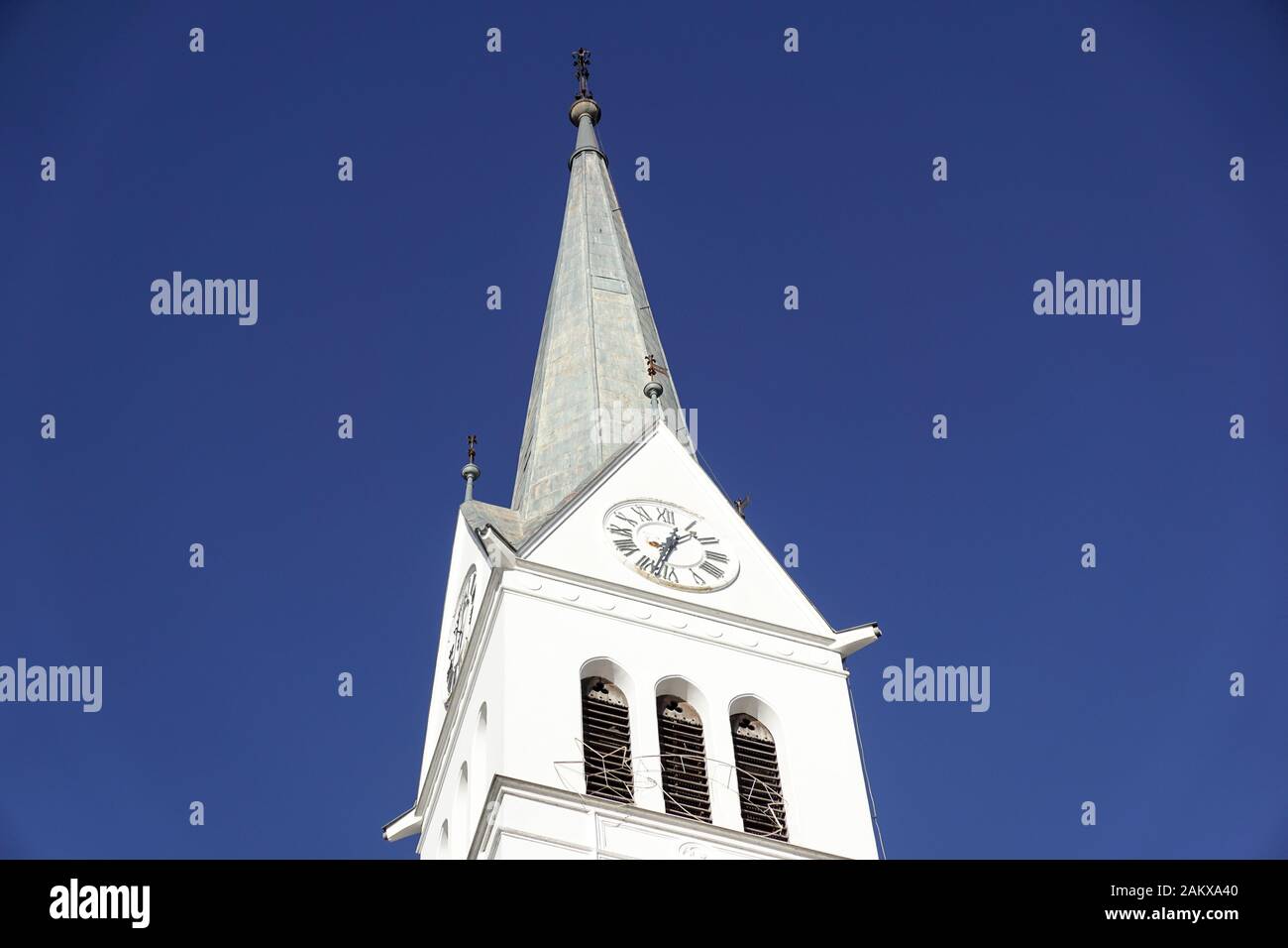 Radpaar aus einem Güterwagen auf Schienen. Radsystem mit Federn. Stockfoto