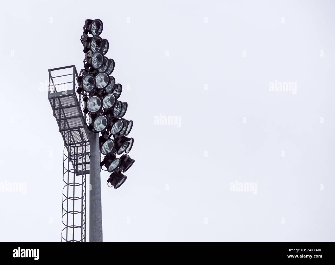 Radpaar aus einem Güterwagen auf Schienen. Radsystem mit Federn. Stockfoto