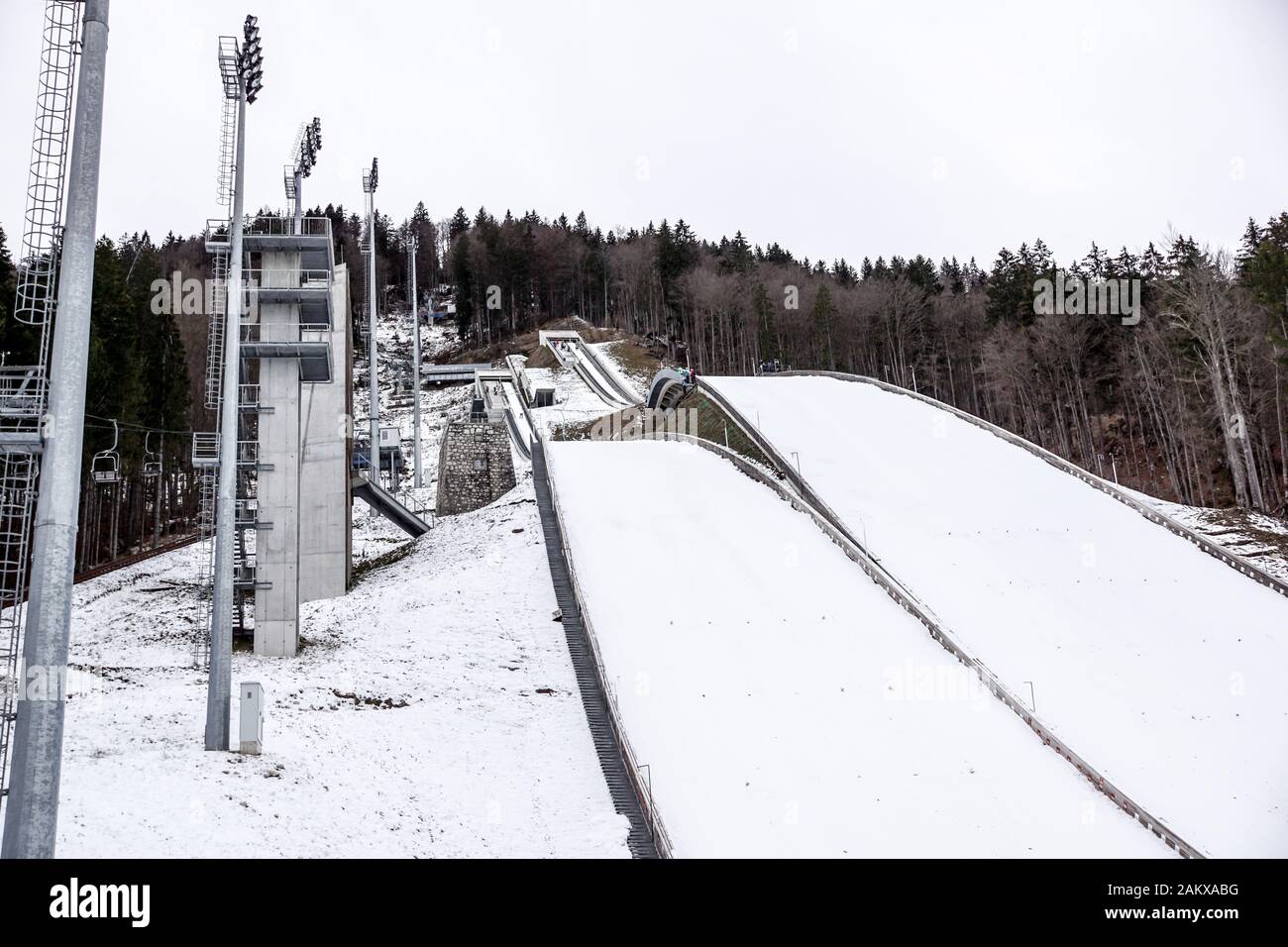 Radpaar aus einem Güterwagen auf Schienen. Radsystem mit Federn. Stockfoto