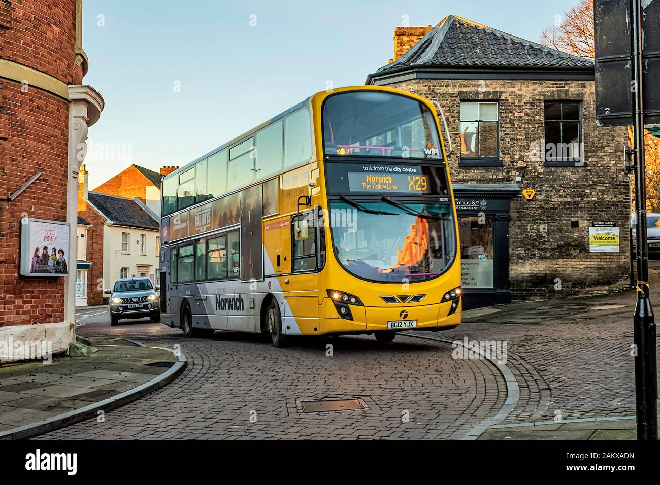 Der Norwich Yellow Line Bus Service webt seinen Weg durch die engen Straßen von Fakenham, North Norfolk. GROSSBRITANNIEN Stockfoto