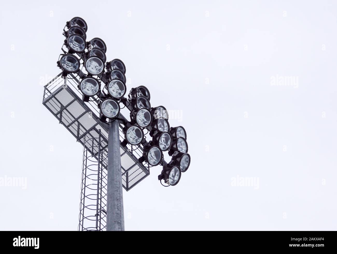 Radpaar aus einem Güterwagen auf Schienen. Radsystem mit Federn. Stockfoto