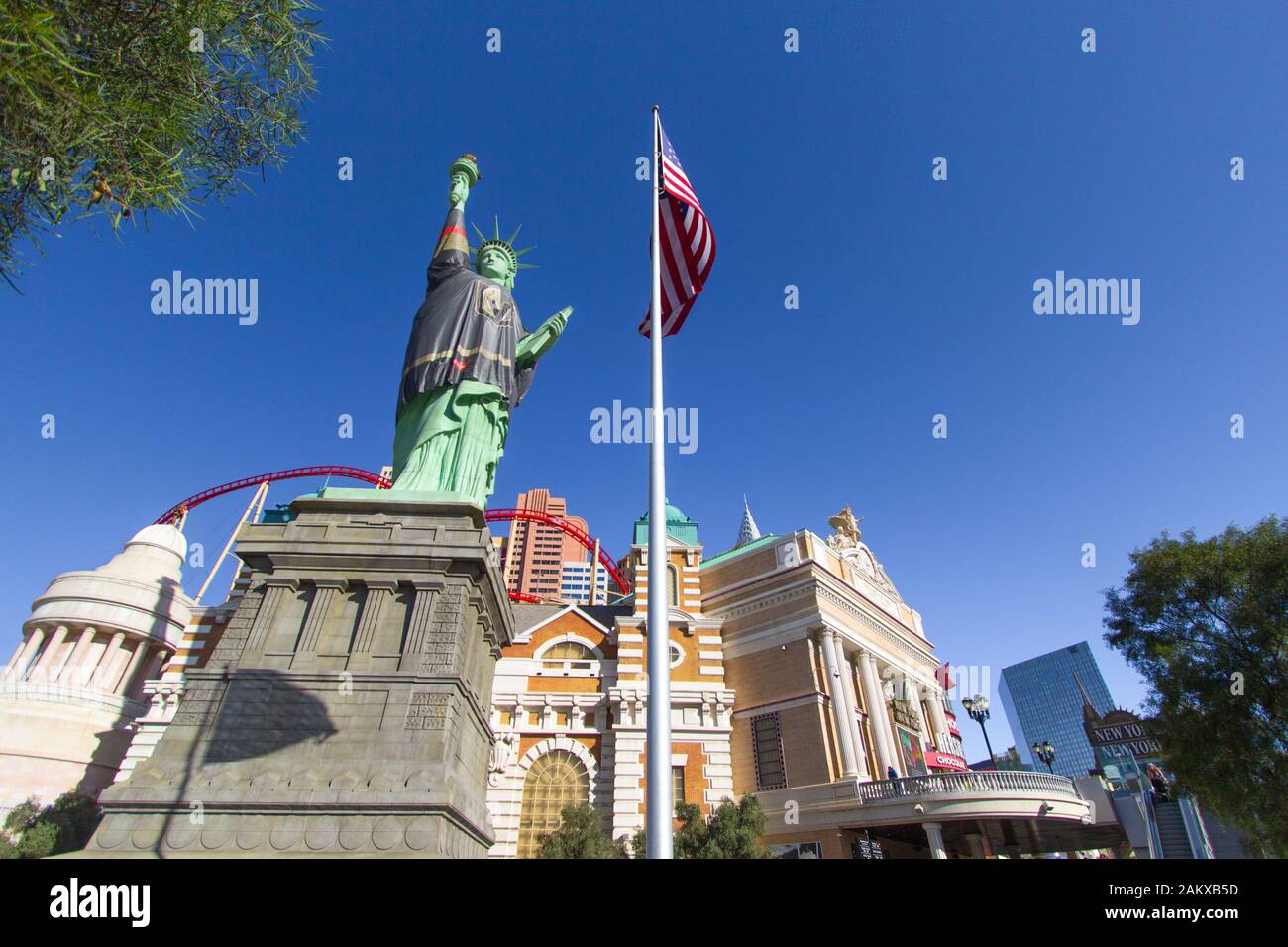 Las Vegas, Nevada - Äußere des New York New York Hotel und Kasino auf dem Las Vegas Strip mit Freiheitsstatue Replik und amerikanische Flagge. Stockfoto