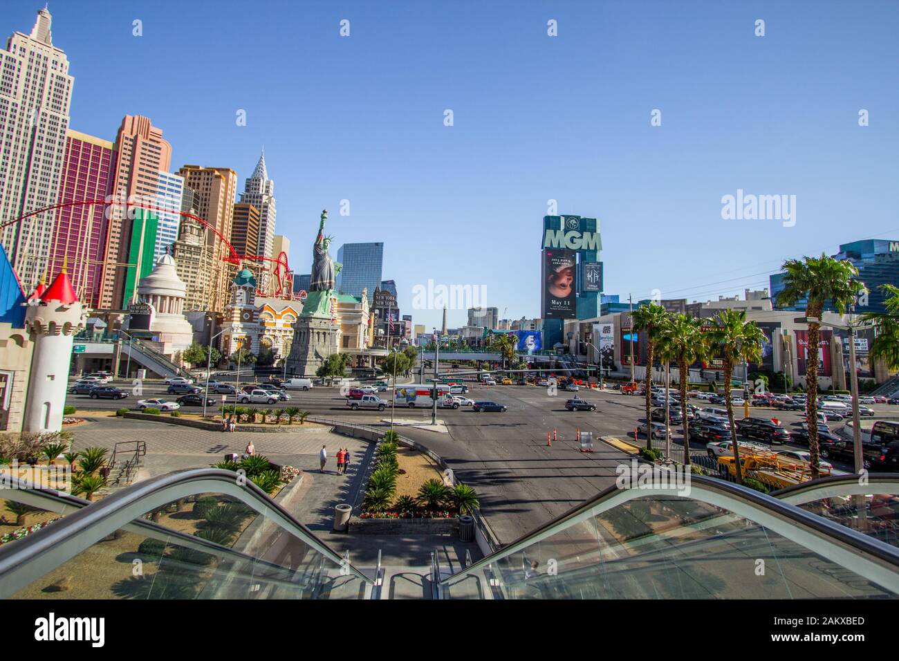 Las Vegas, Nevada, USA - Las Vegas Strip Panoramaaussicht auf den Las Vegas Boulevard tagsüber und von oben mit Fußgängern und Touristen beschossen. Stockfoto