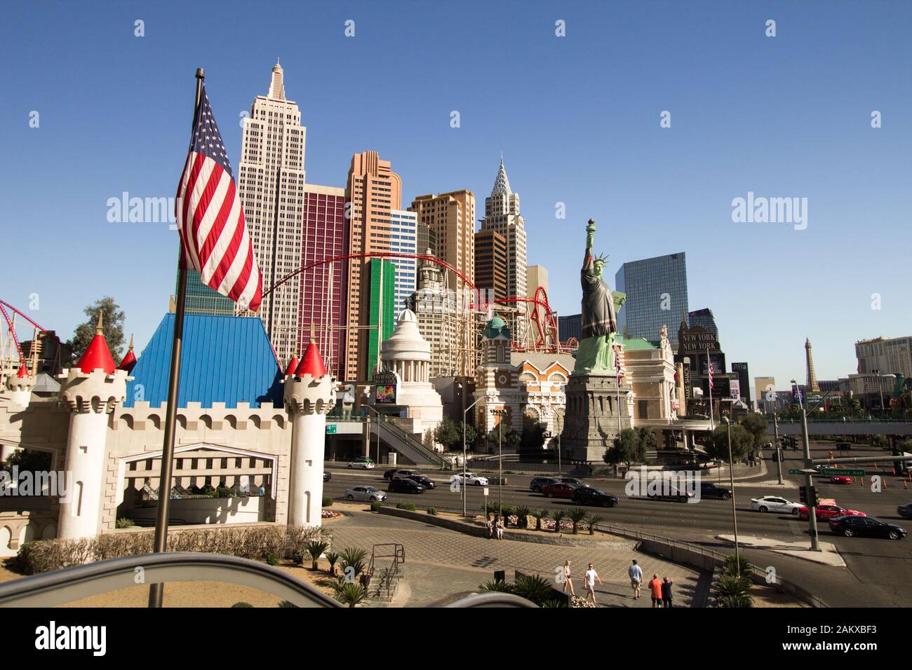 Las Vegas, Nevada - Äußere des New York New York Hotel und Kasino auf dem Las Vegas Strip mit Freiheitsstatue Replik und amerikanische Flagge. Stockfoto