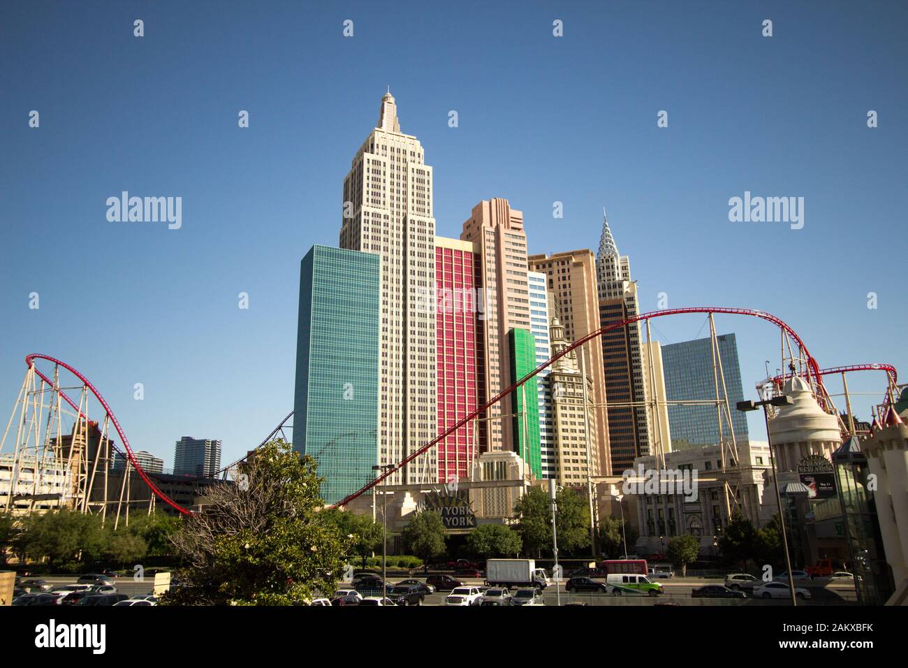 Las Vegas, Nevada - Las Vegas Strip mit dem New York New York Resort mit den Hershey Store auf dem Las Vegas Strip. Stockfoto