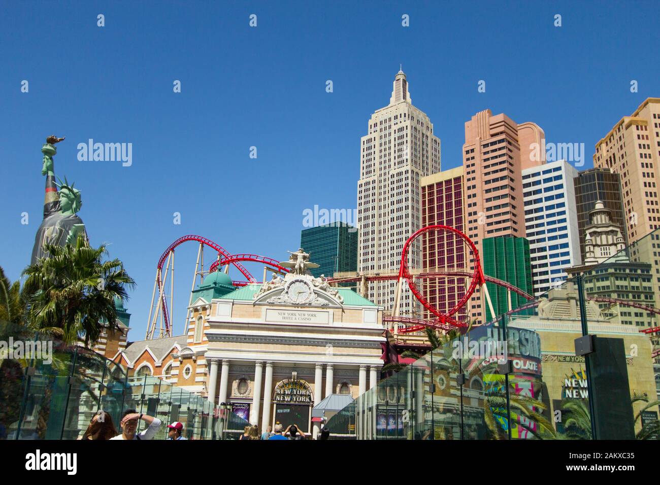 Las Vegas, Nevada, USA - Mai 6, 2019: Äußere des New York New York Hotel und Kasino mit Freiheitsstatue und die amerikanische Flagge. Stockfoto