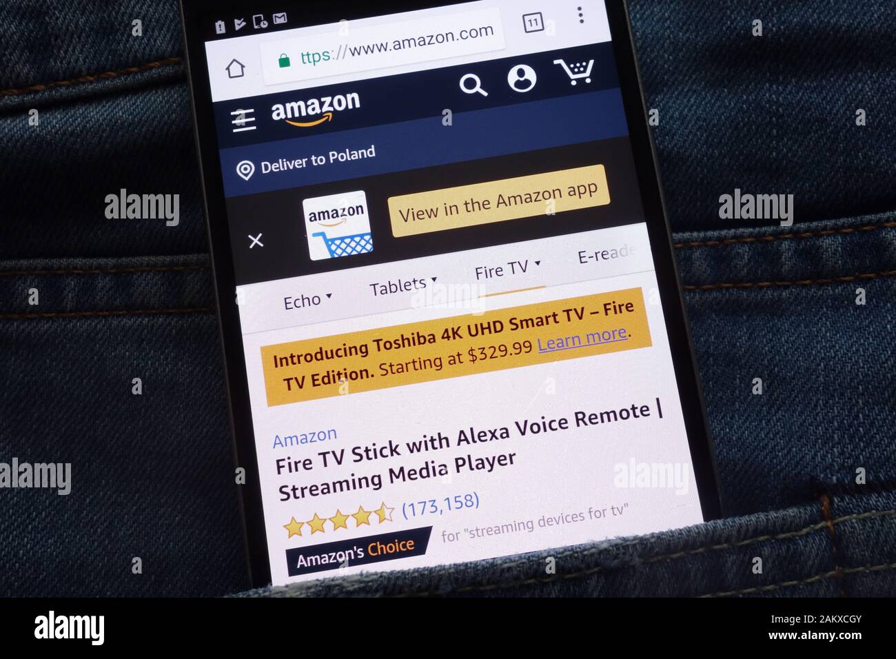 Amazon-Website auf Smartphone in Jeans-Tasche versteckt Stockfoto