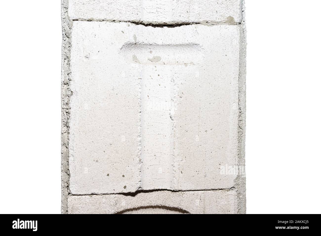 Frisch verputzte Wände, sichtbar nicht verputzte Ziegel, die Einbettung der Türpfosten, auf einen weißen Hintergrund mit einen Freistellungspfad isoliert. Stockfoto