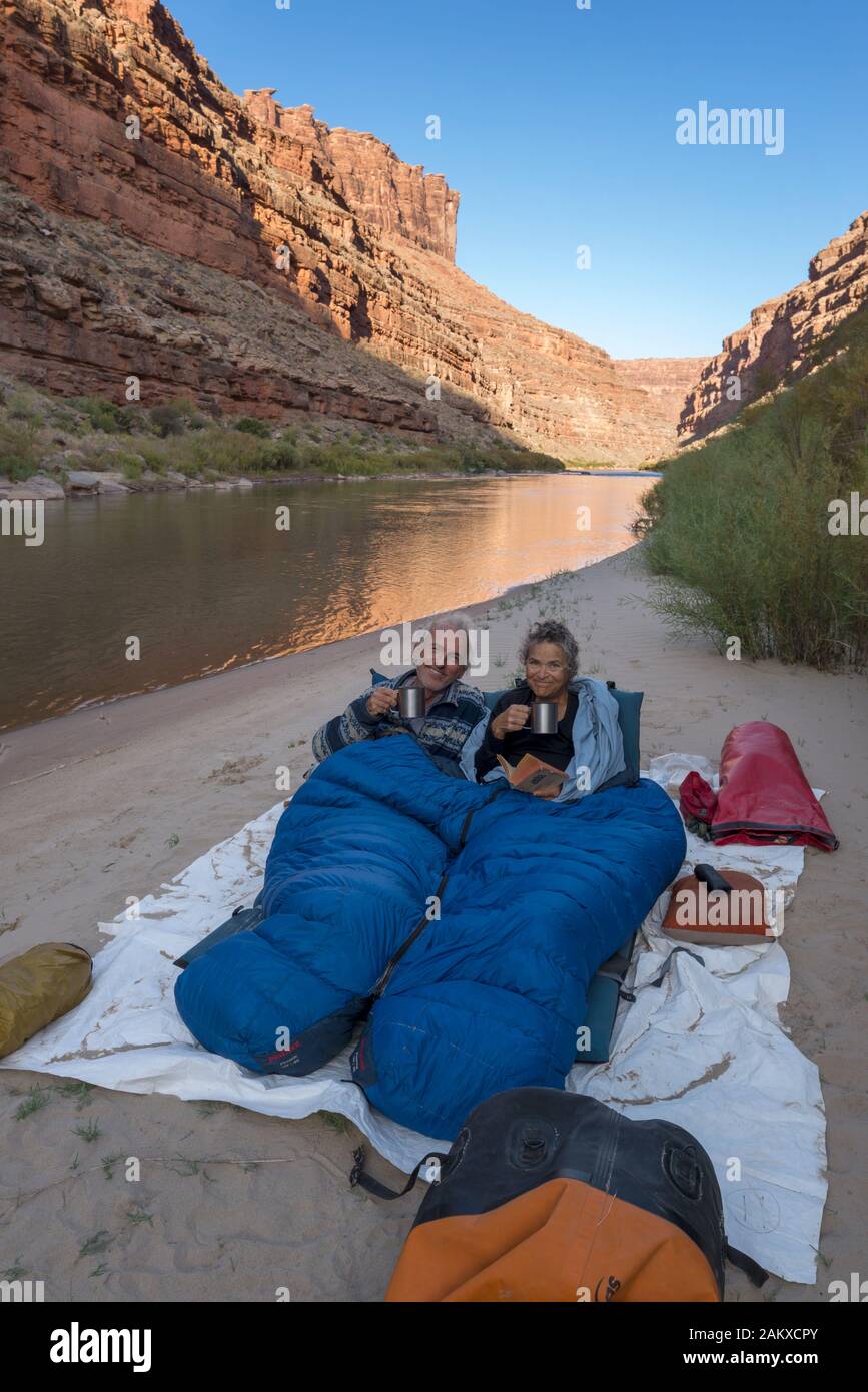 Paar Schlafen unter den Sternen" am Strand entlang dem San Juan River, Utah. Stockfoto