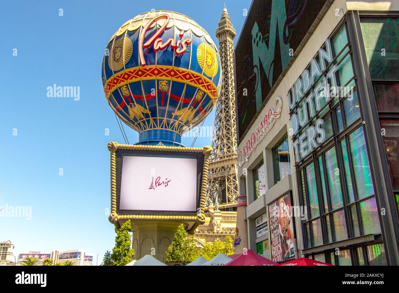 Las Vegas, Nevada, USA - 6. Mai 2019: Das Festzelt und Logo des Paris Resort and Casino. Das Paris verfügt über fast 3.000 Zimmer und Suiten. Stockfoto