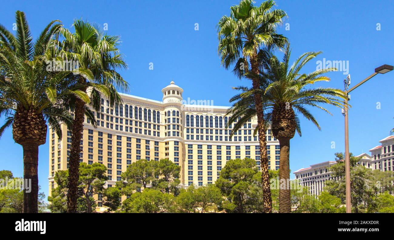 Las Vegas, Nevada, USA - Panorama des Bellagio Resort Exterieur umgeben von Palmen mit Springbrunnen im Vordergrund. Stockfoto