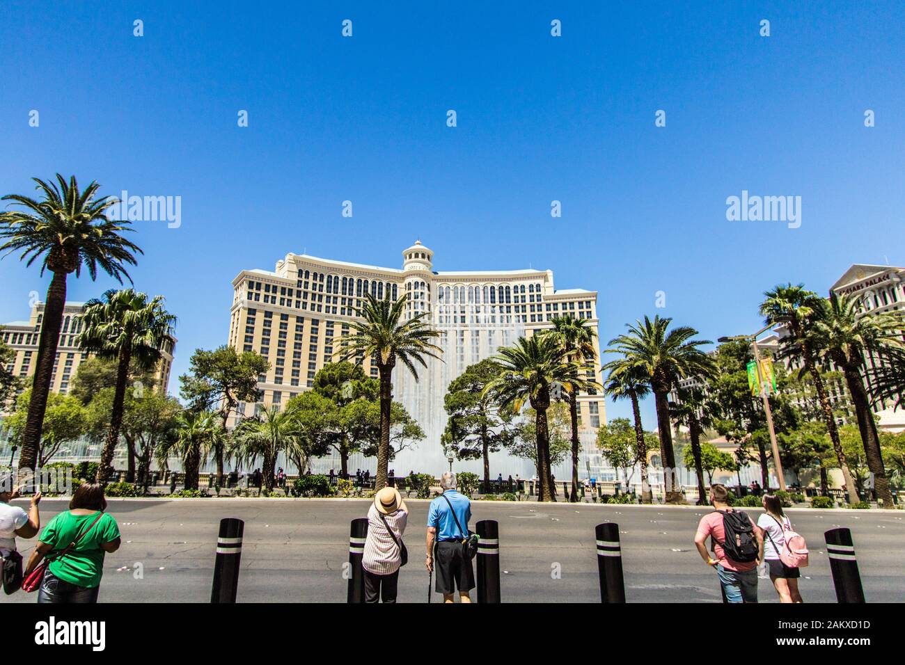 Las Vegas, Nevada, USA - Mai 6, 2019: Touristen stehen auf Gehweg mit zurück in die Kamera sprechen Bilder der Bellagio Brunnen auf dem Las Vegas Stockfoto