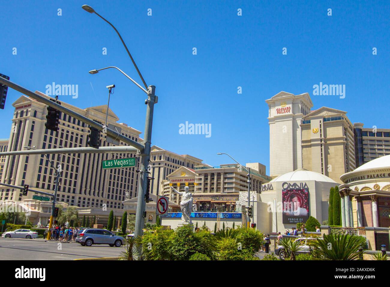 Las Vegas, Nevada, USA - 6. Mai 2019: Belebte Kreuzung mit Straßenschild zum Las Vegas Boulevard. Stockfoto