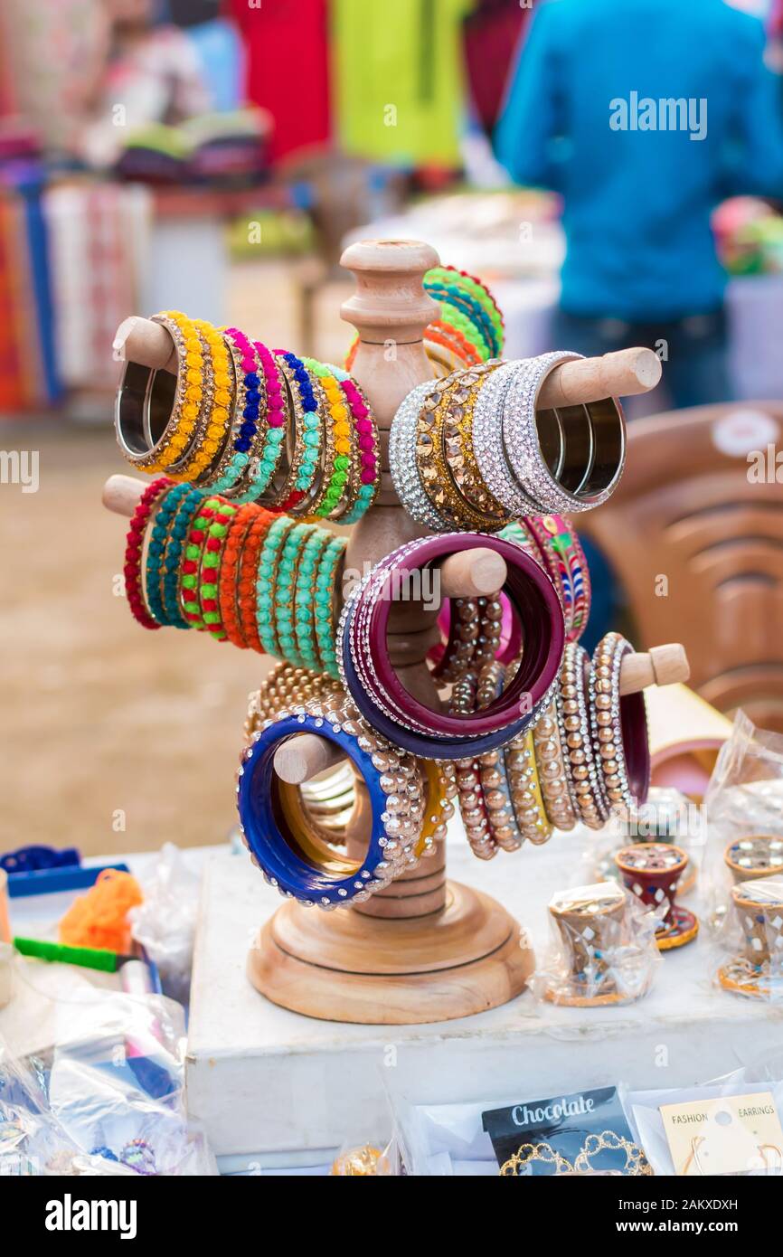 Traditionelle Indische Handgefertigte Bangles mit verschwommenem Hintergrund werden in einem Straßenladen zum Verkauf angeboten. Indisches Handwerk und Kunst Stockfoto