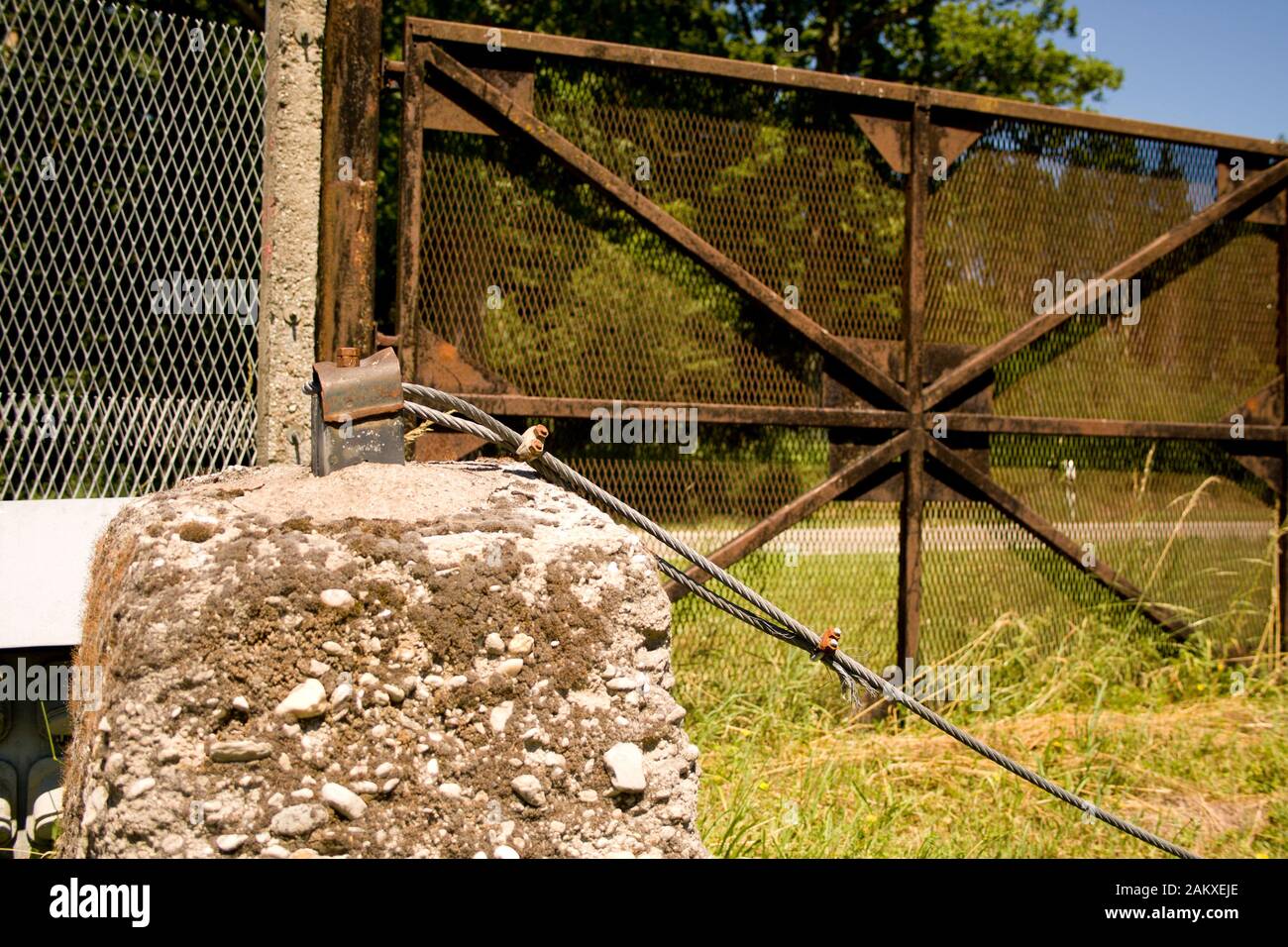 Behrungen, THÜRINGEN, DDR-DENKMAL, DEUTSCHLAND - 27. JUNI 2019 Ehemaliger Grenzzaun der innerdeutschen Grenzen DDR zu Deutschland bei Behrungen Stockfoto