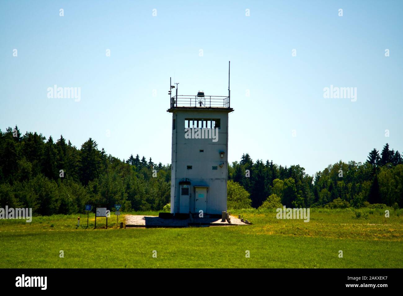 Behrungen, THÜRINGEN, DDR-DENKMAL, DEUTSCHLAND - 27. JUNI 2019 Wachtturm der ehemaligen innerdeutschen Grenze zwischen DDR und Deutschland bei Behrungen Stockfoto