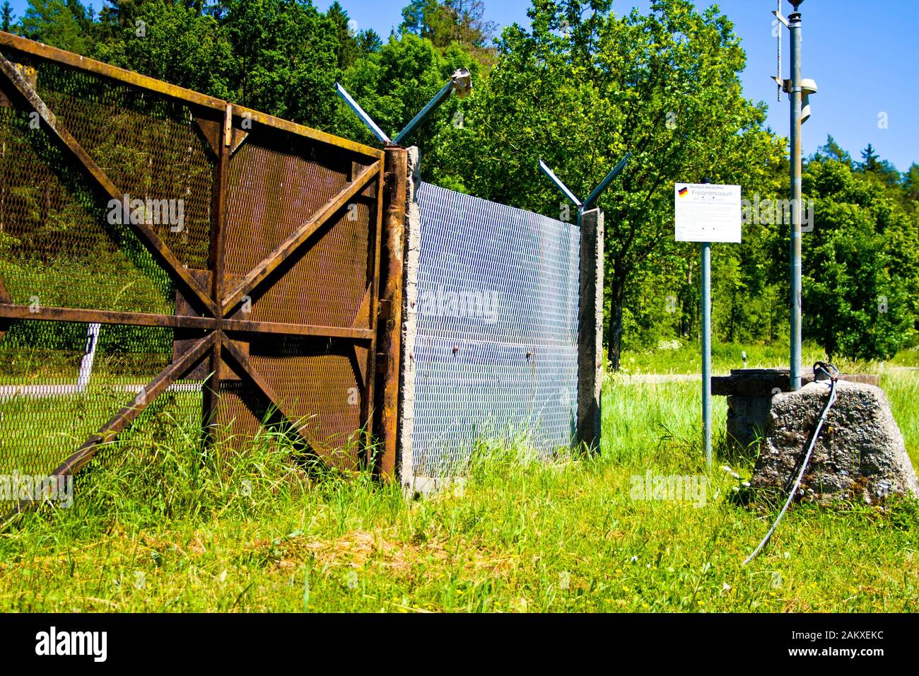 Behrungen, THÜRINGEN, DDR-DENKMAL, DEUTSCHLAND - 27. JUNI 2019 Ehemaliger Grenzzaun der innerdeutschen Grenzen DDR zu Deutschland bei Behrungen Stockfoto