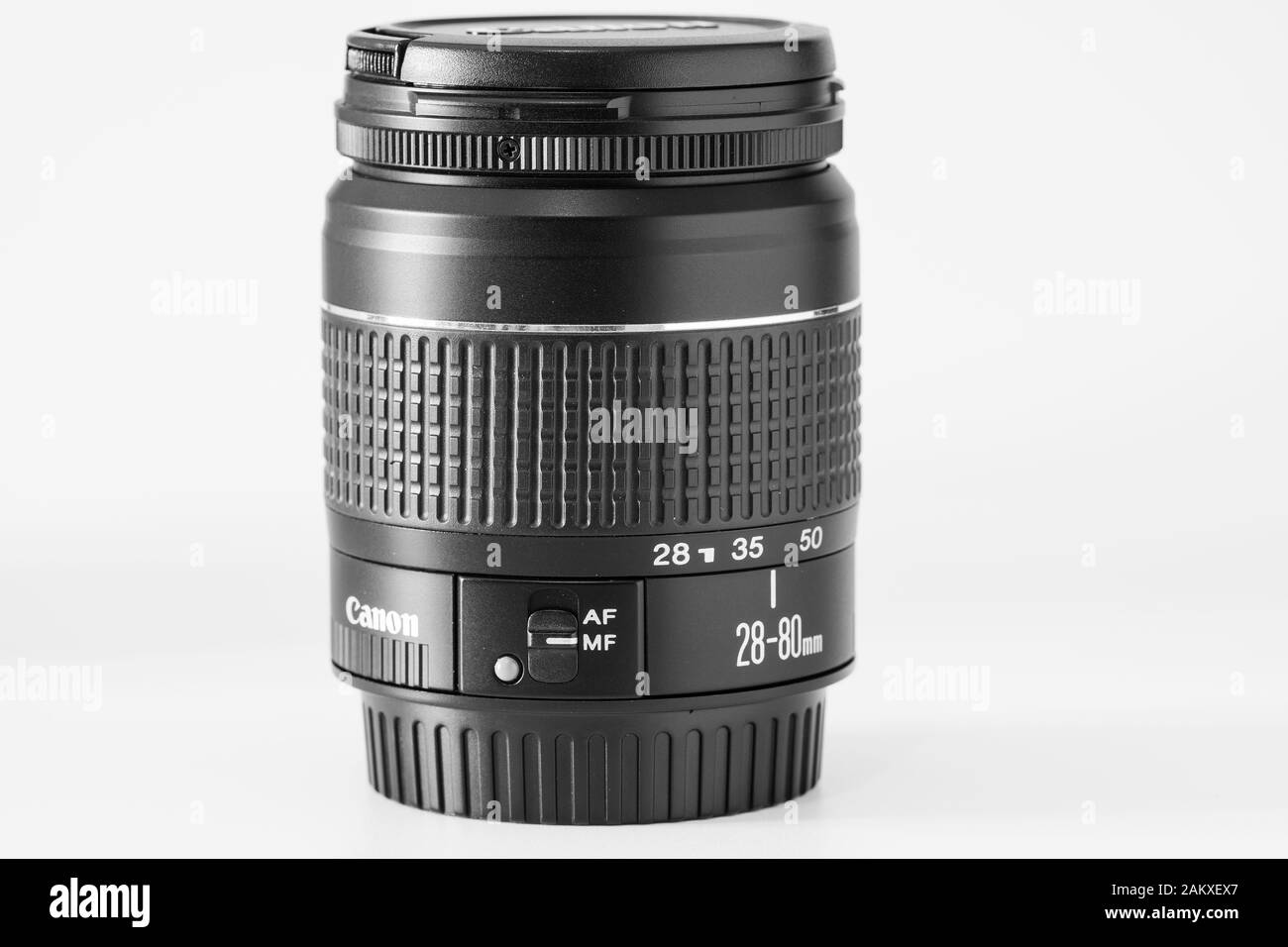 Vertikale Ansicht eines 28 80-mm-Zoomobjektivs, Canon Marke, monochromes Bild. Stockfoto