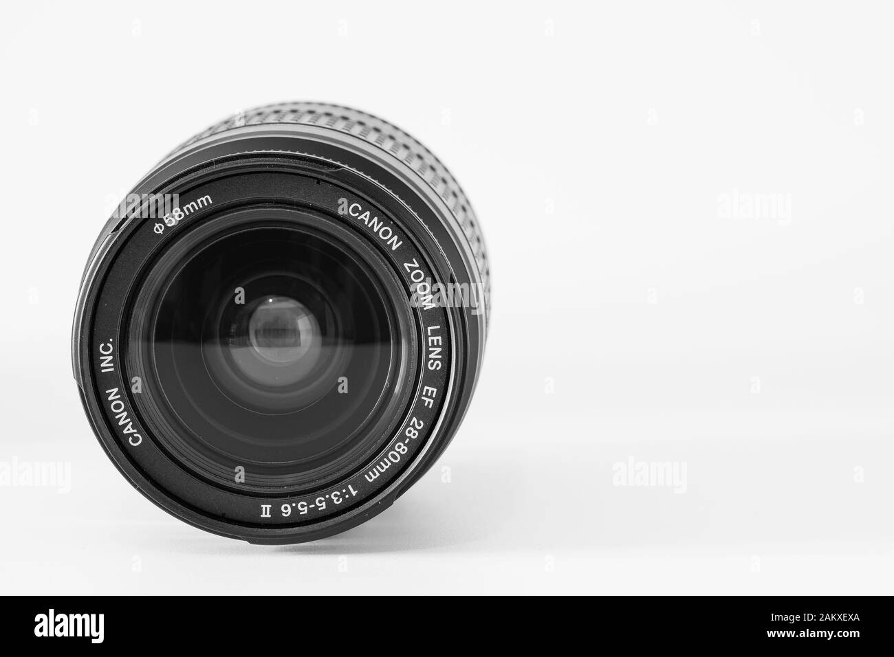 Vorderansicht eines 28 80-mm-Zoomobjektivs, Schwarzweiß-Schwarzweißbild der Marke Canon. Stockfoto