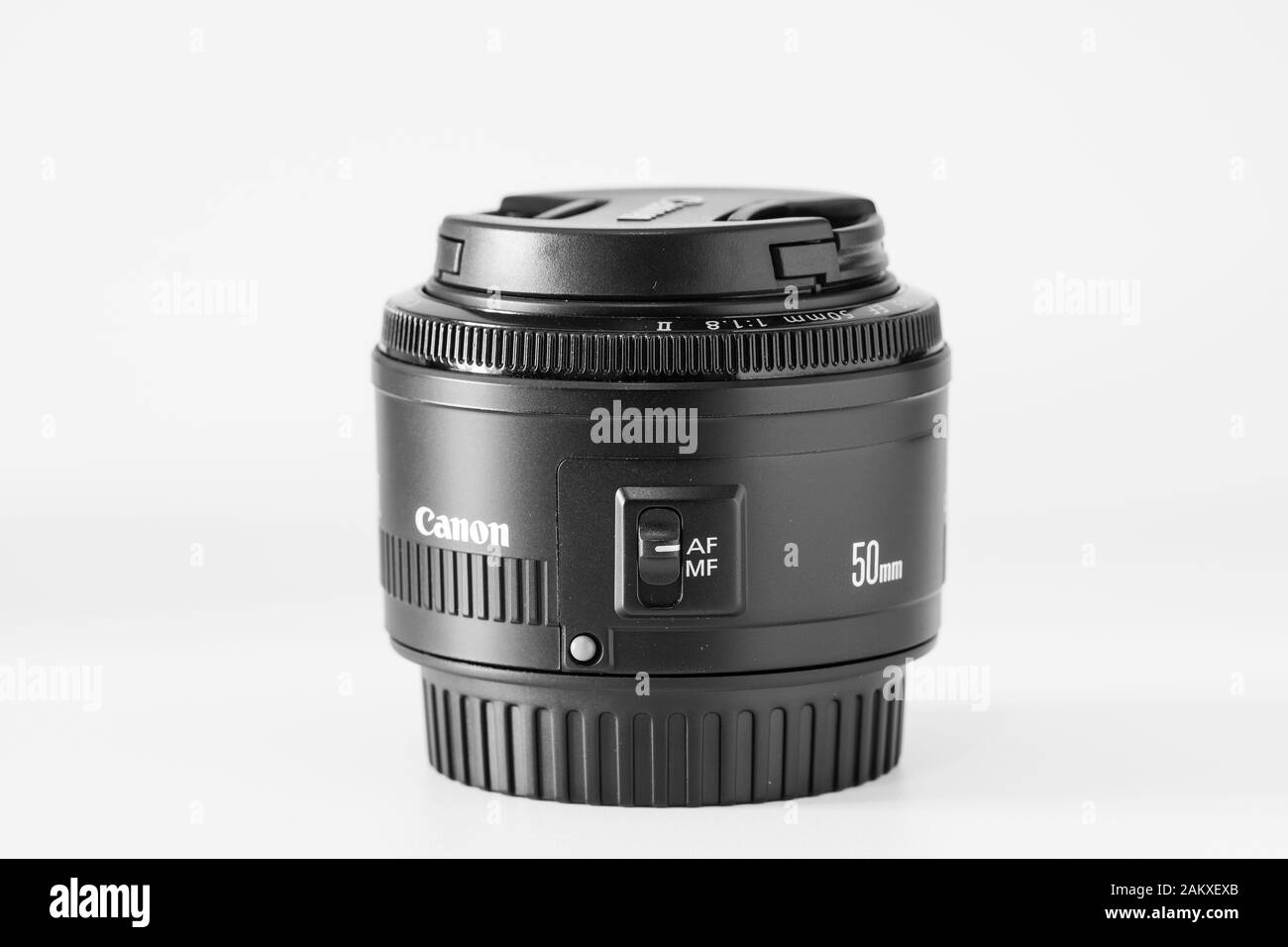 Vertikale Ansicht eines Canon 50-mm-f1,8-Objektivs, Schwarzweißbild. Stockfoto