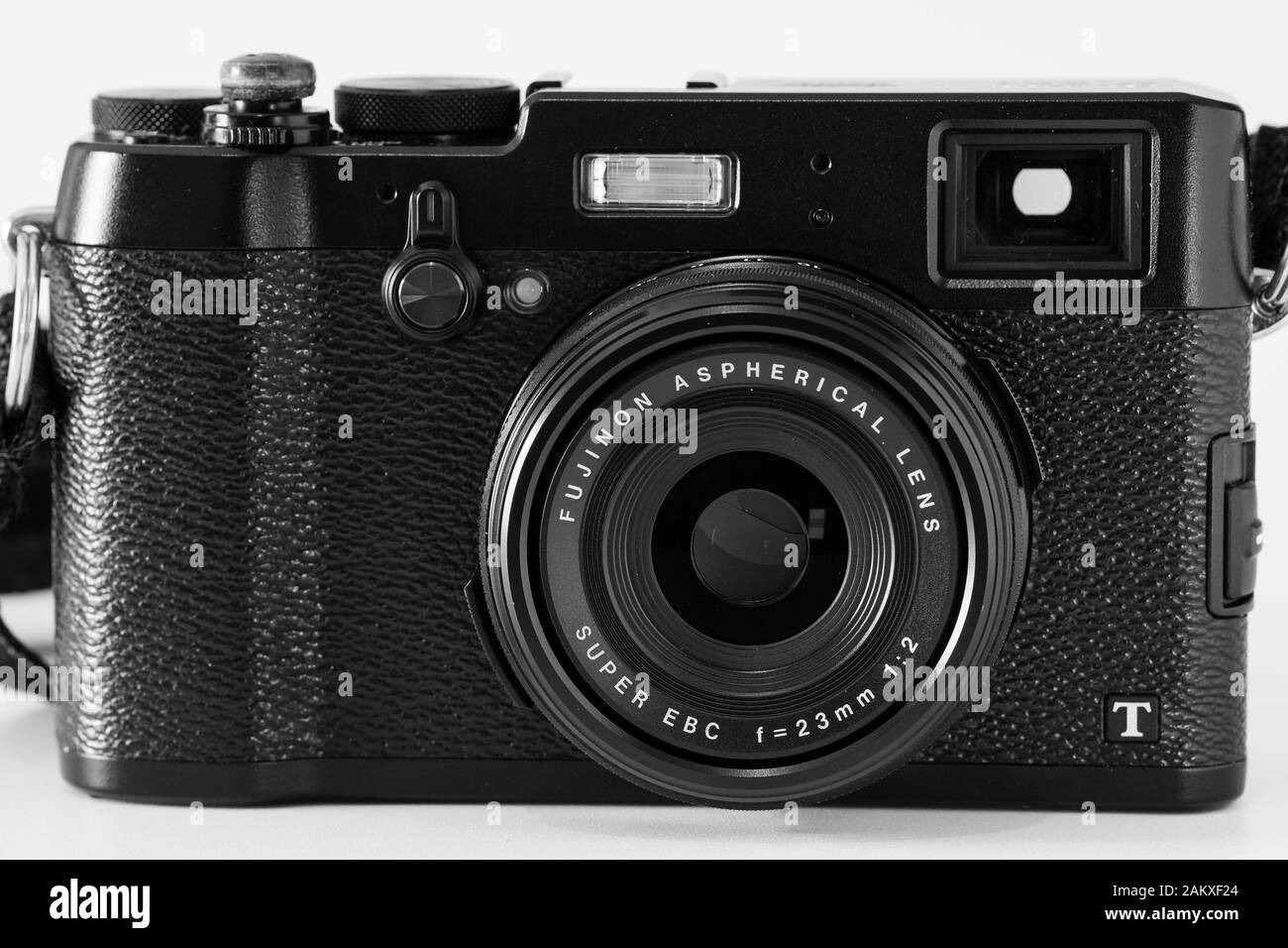 Vorderansicht einer kompakten Digitalkamera, Fujifilm Marke, X100T Modell, monochromes Bild. Stockfoto